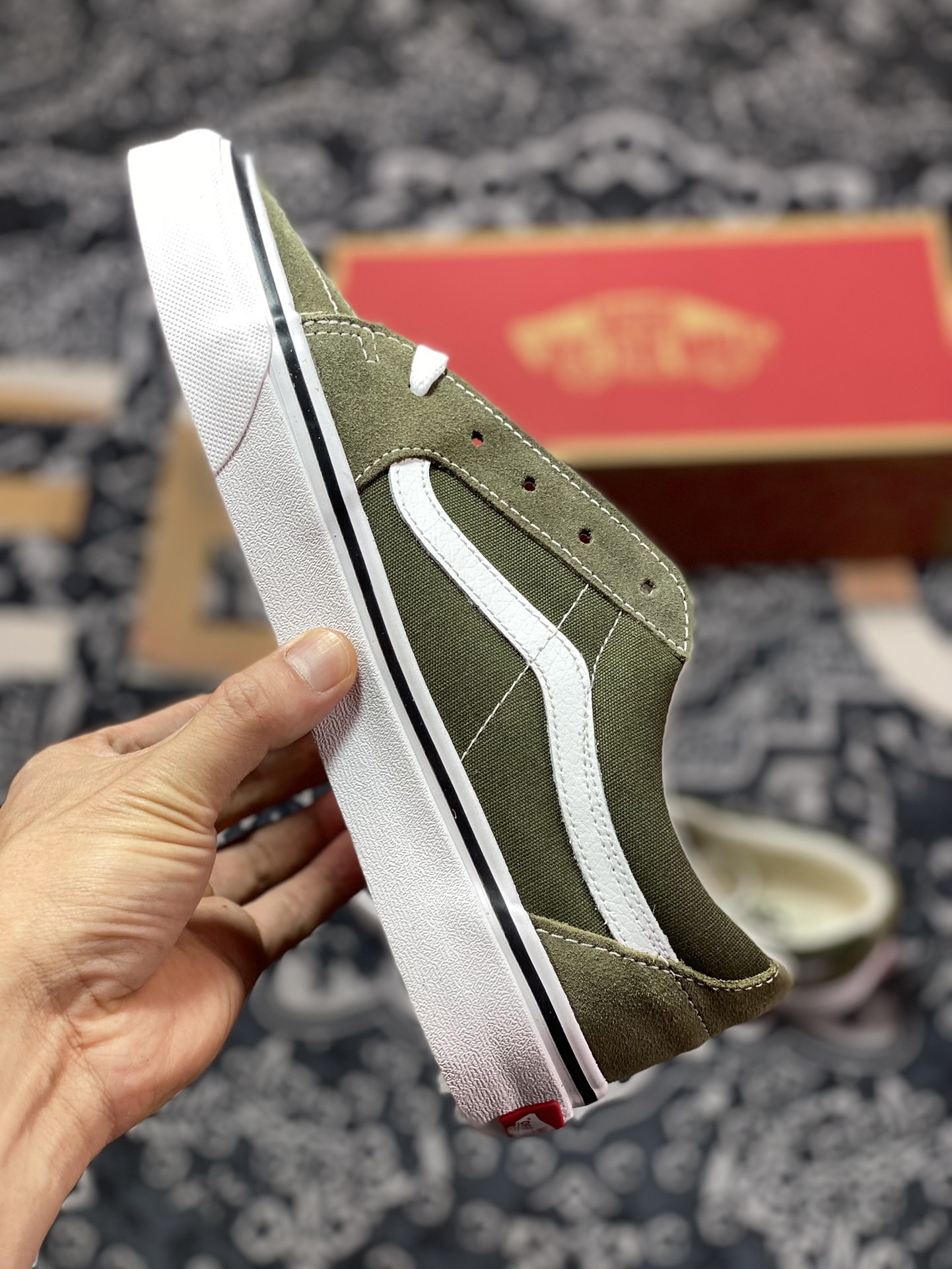 Defining simplicity and versatile style, I highly recommend Vans SK8-Low grass green