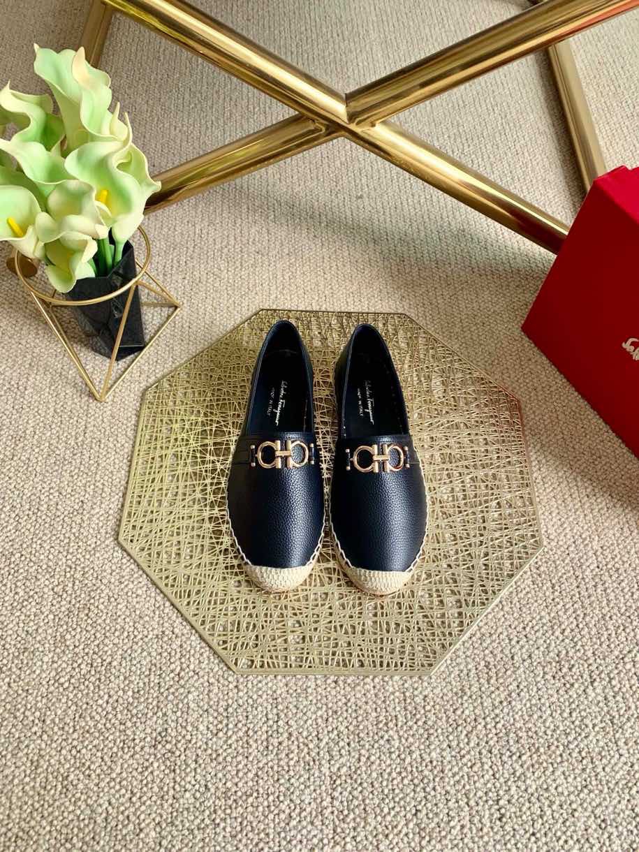 NO:221433,FERRAGAMO new women's shoes, VARA leather interspersed chain leather fisherman's shoes. The classic straw woven shoes are interpreted in a gorgeous style, and the vara chain covers the instep. The heel is foldable, turning it into Mier flat slippers. More styling options are provided for summer wardrobe. The twist rope sole is decorated with rubber inlay. Cowhide · Cowhide · Heel height 2.0cm · Origin Spain · Size 35-41, fisherman's shoes, ferragamo, ferragamo, slippers, espadrilles, espadrilles, cowhide19860909FERRAGAMO/菲拉格慕新款女鞋,VARA皮质穿插链条皮面渔夫鞋.  以华丽风格诠释经典草编鞋,以vara链条覆盖脚背.鞋跟可折叠,令其转变为蜜儿平底拖鞋.为夏季衣橱提供更多造型选择.麻花绳鞋底饰有橡胶嵌饰.  ·牛皮  ·跟高2.0cm  ·产地西班牙  ·码数35-41,渔夫鞋,ferragamo,ferragamo,slippers,espadrilles,espadrilles,cowhide,Women's Shoes