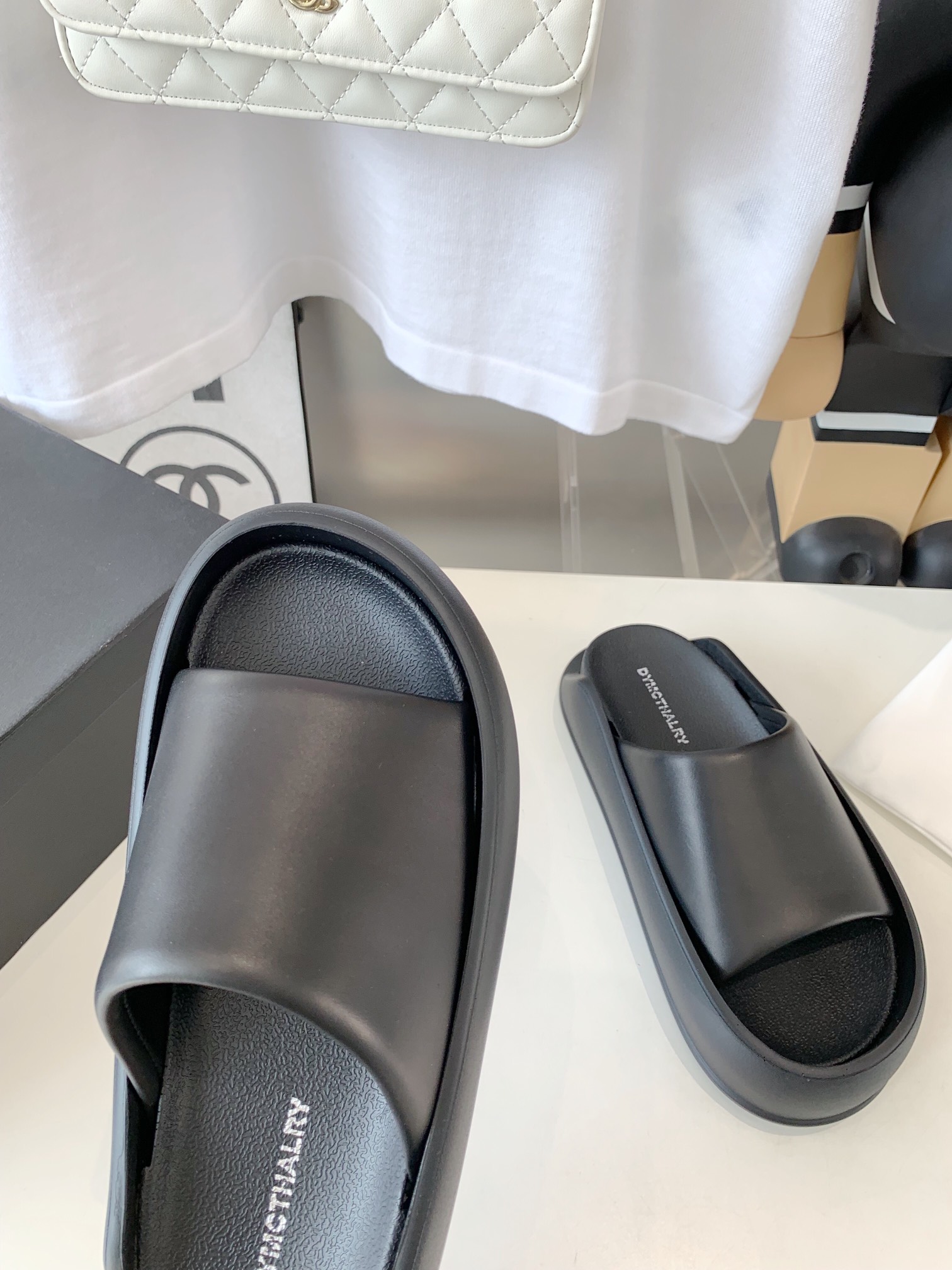 2023SS Dymonlaty Stomping On Shit Slippers: Comfortable, Stylish, and Exerciseful - 图片 6