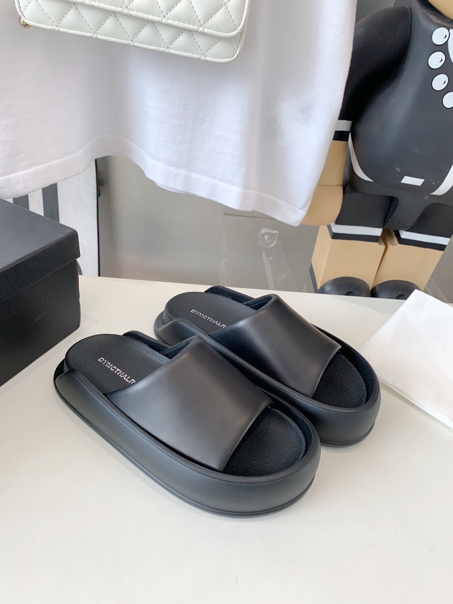 2023SS Dymonlaty Stomping On Shit Slippers: Comfortable, Stylish, and Exerciseful - 图片 3