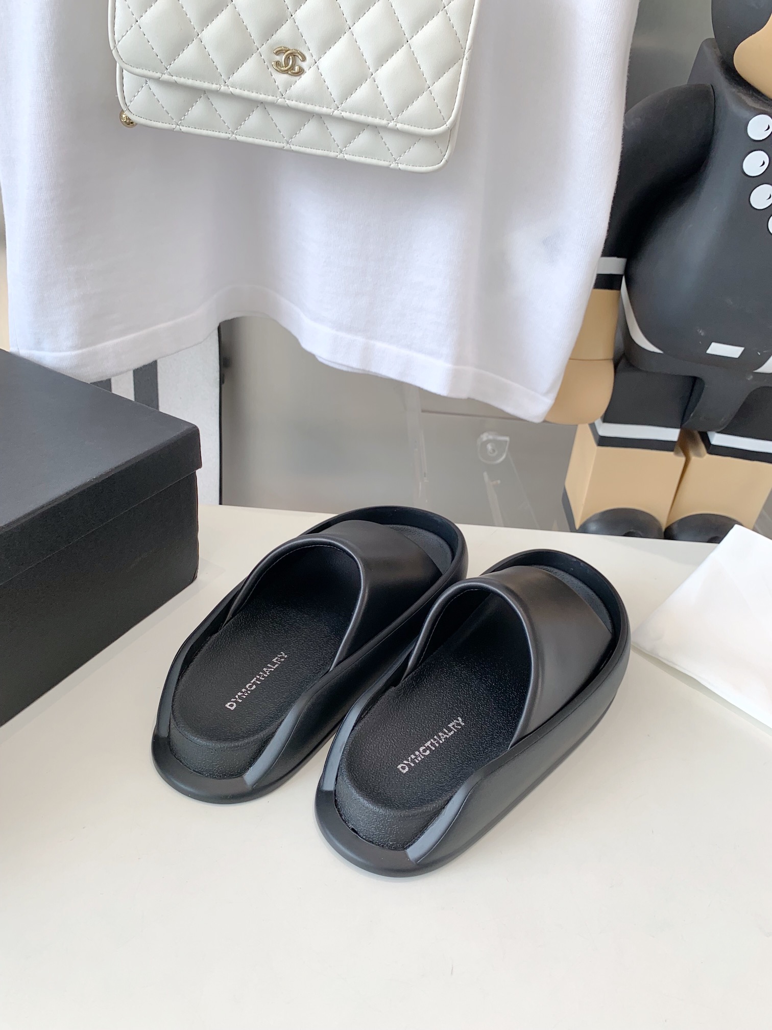 2023SS Dymonlaty Stomping On Shit Slippers: Comfortable, Stylish, and Exerciseful - 图片 8