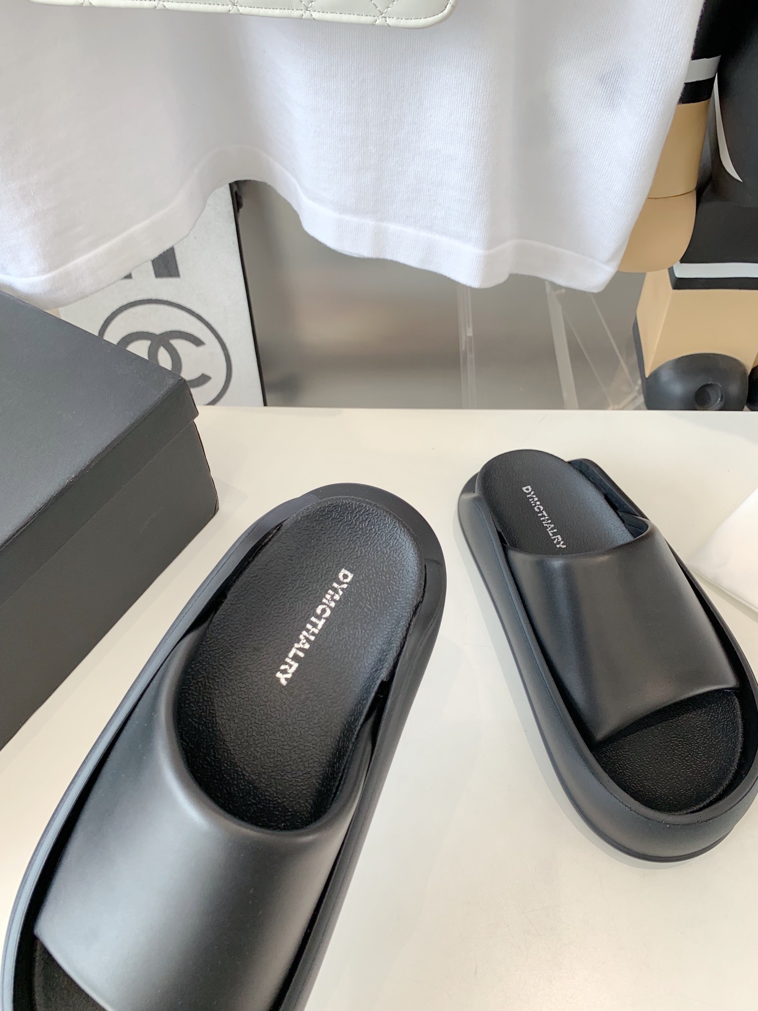 2023SS Dymonlaty Stomping On Shit Slippers: Comfortable, Stylish, and Exerciseful - 图片 5