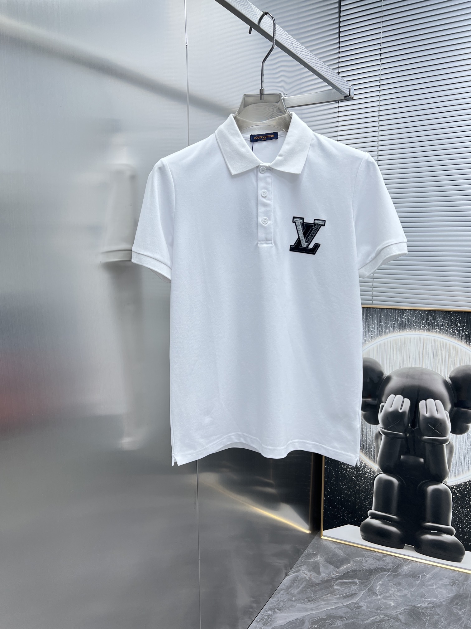 NO:496071,Louis Vuitton LV new men's lapel short-sleeved T-shirt POLO shirt, high-end version!  Customized fabrics for counters are breathable and comfortable, with impeccable details, and the brand element design concept reflects high quality. The feel is delicate and soft!  It is casually cut, with a great upper body style!  Code number M-3XL exclusively available, louis vuitton,louis vuitton,t-shirt,tees,t-shirt,alexander wang19860909路易威登 LV 新款男士翻领短袖T恤 POLO衫,高端版本！专柜定制面料 透气舒适度高,细节无可挑剔,品牌元素设计理念,体现高品质.手感细腻柔软！呈现休闲裁剪,上身版型超赞！码数M-3XL独家专供,,louis vuitton,louis vuitton,T-shirt,tees，t-shirt,alexander wang,Men's clothing