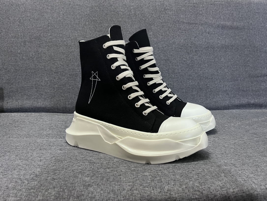 NO:831551,Real price RICK OWENS classic high-top black small shoelaces five-pointed star thick sole rivets exclusive model hot on the market original milky bottom TPU material, combined with thick sole canvas fabric, correct version Men's size 40-45,19860909实价RICK OWENS经典高帮黑色小鞋带五角星厚底铆钉独家款火爆上市原版奶香底TPU材质,组合厚底帆布面料,正确版本 男码40-45,,Men's shoes