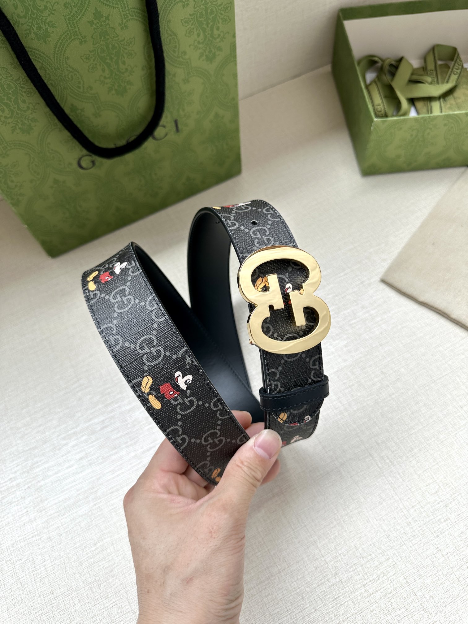  宽度4.0cm gucci 双面腰带，一侧为GG SuPreme帆布融入米奇图案 ，反面一侧为进口头层
