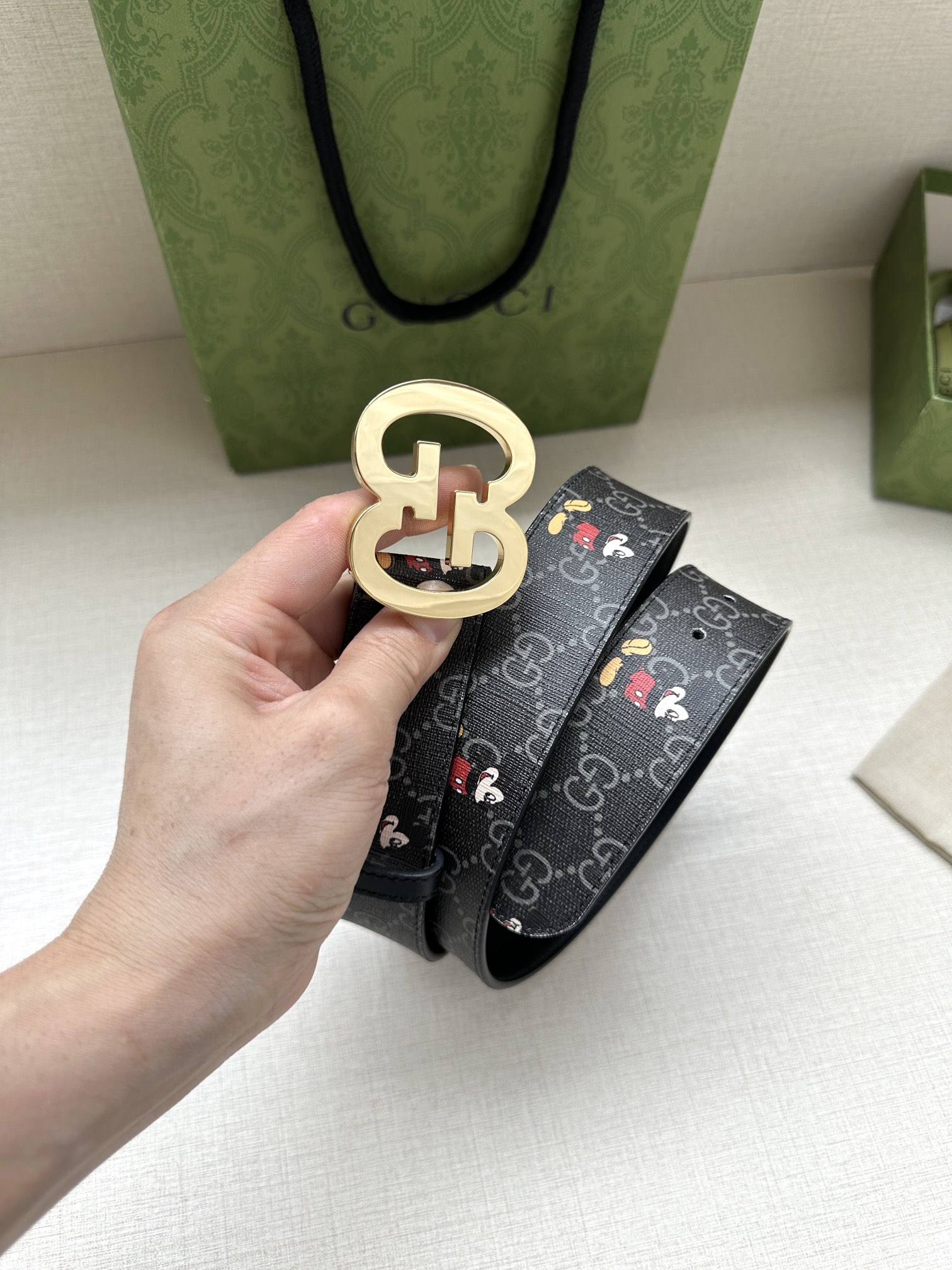  宽度4.0cm gucci 双面腰带，一侧为GG SuPreme帆布融入米奇图案 ，反面一侧为进口头层