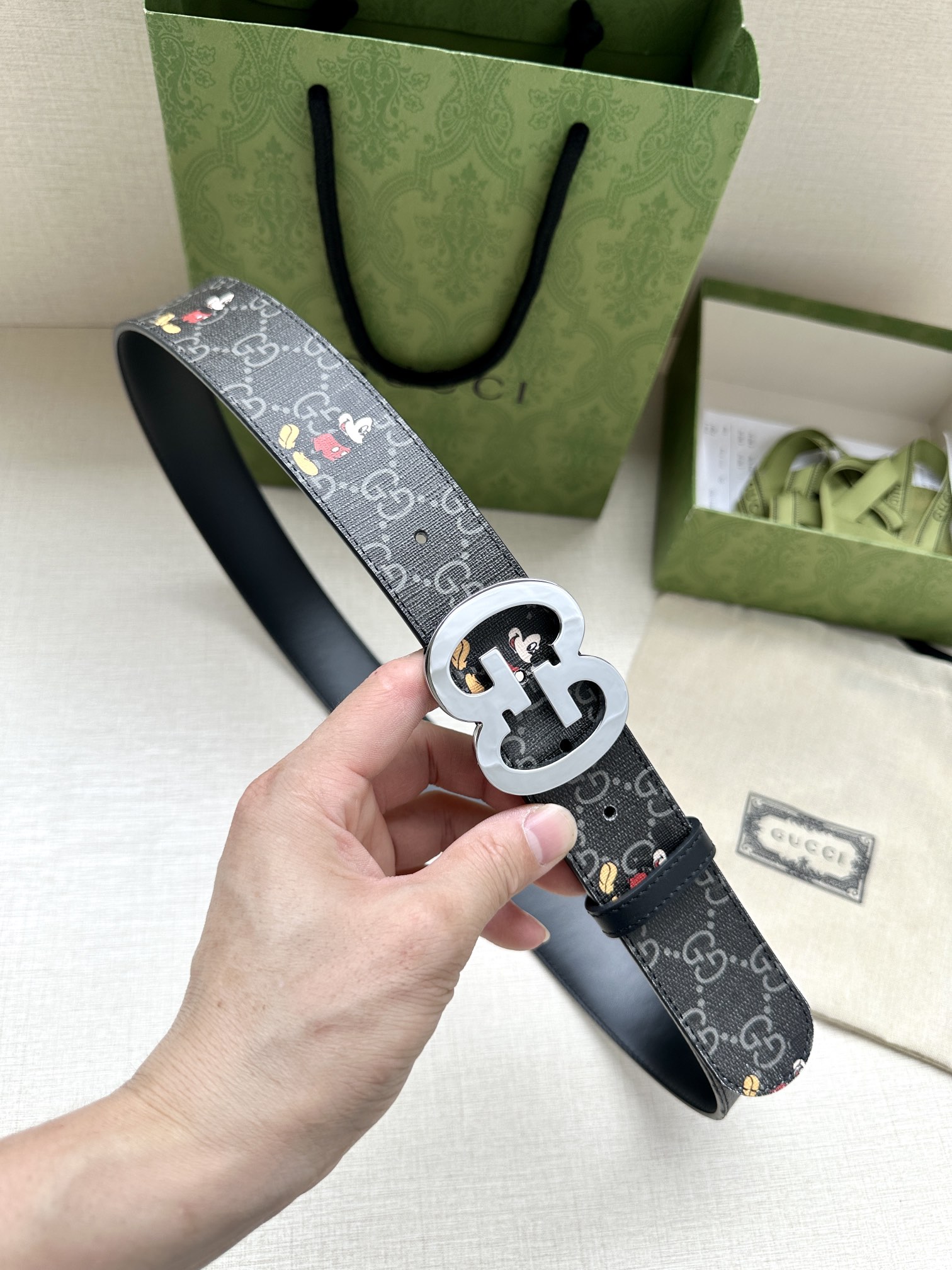  宽度4.0cm gucci 双面腰带，一侧为GG SuPreme帆布融入米奇图案 ，反面一侧为进口头层