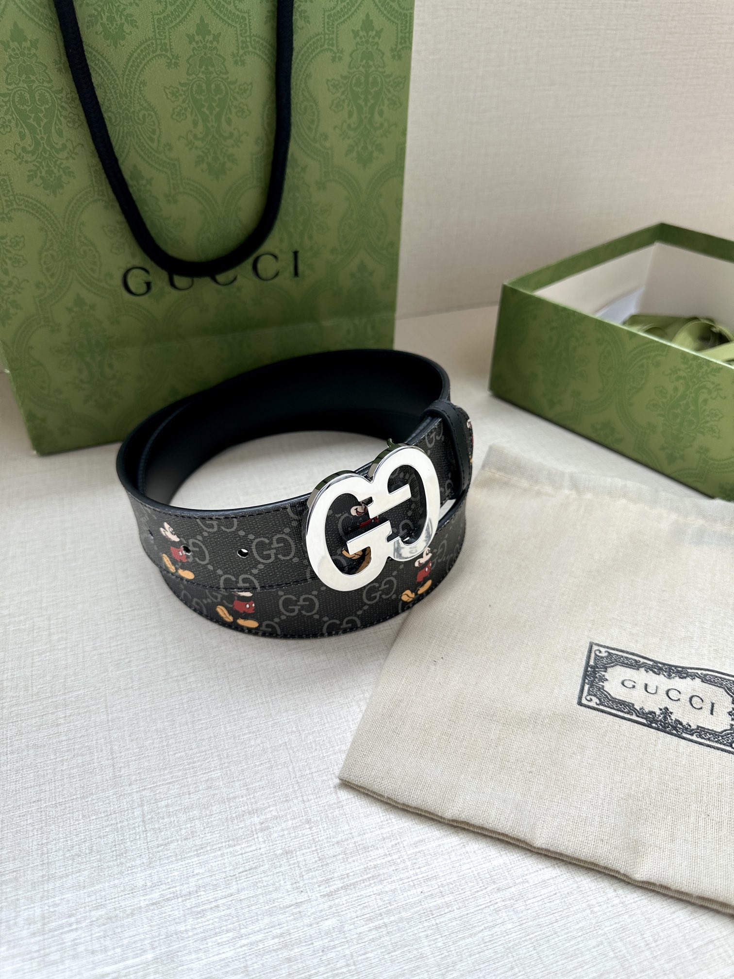  宽度4.0cm gucci 双面腰带，一侧为GG SuPreme帆布融入米奇图案 ，反面一侧为进口头层