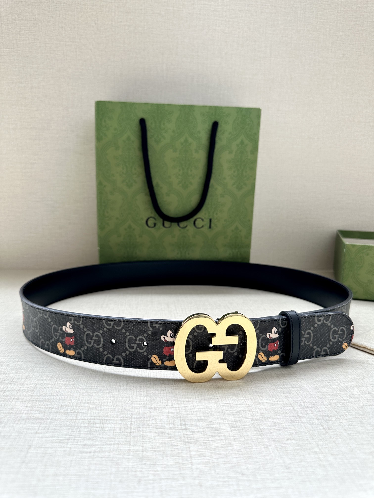  宽度4.0cm gucci 双面腰带，一侧为GG SuPreme帆布融入米奇图案 ，反面一侧为进口头层