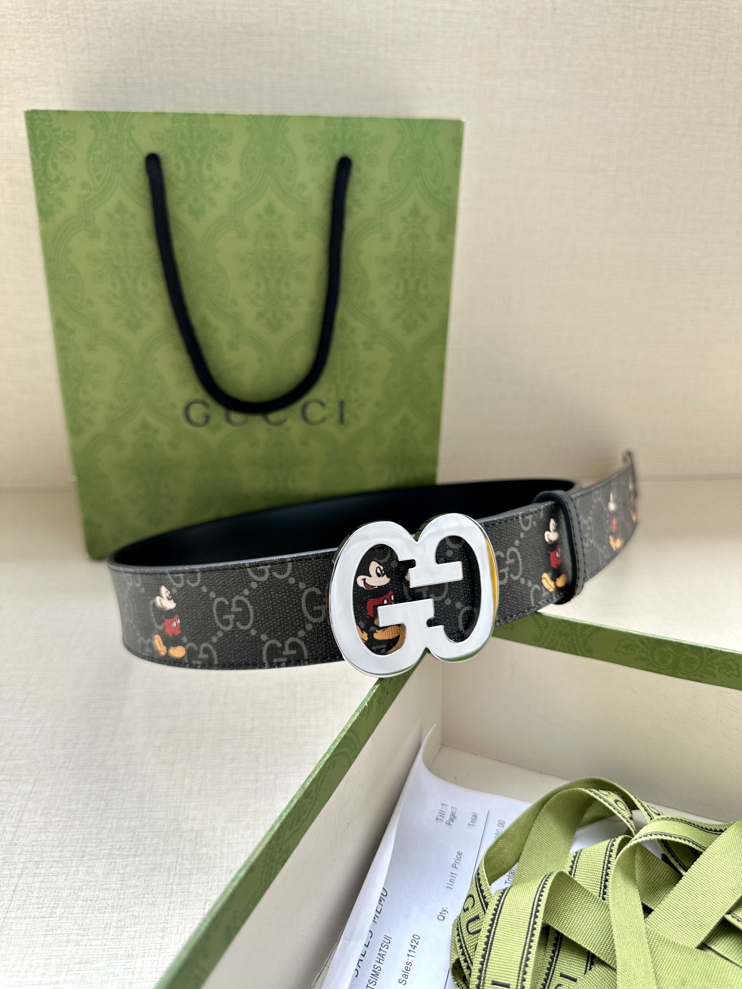  宽度4.0cm gucci 双面腰带，一侧为GG SuPreme帆布融入米奇图案 ，反面一侧为进口头层