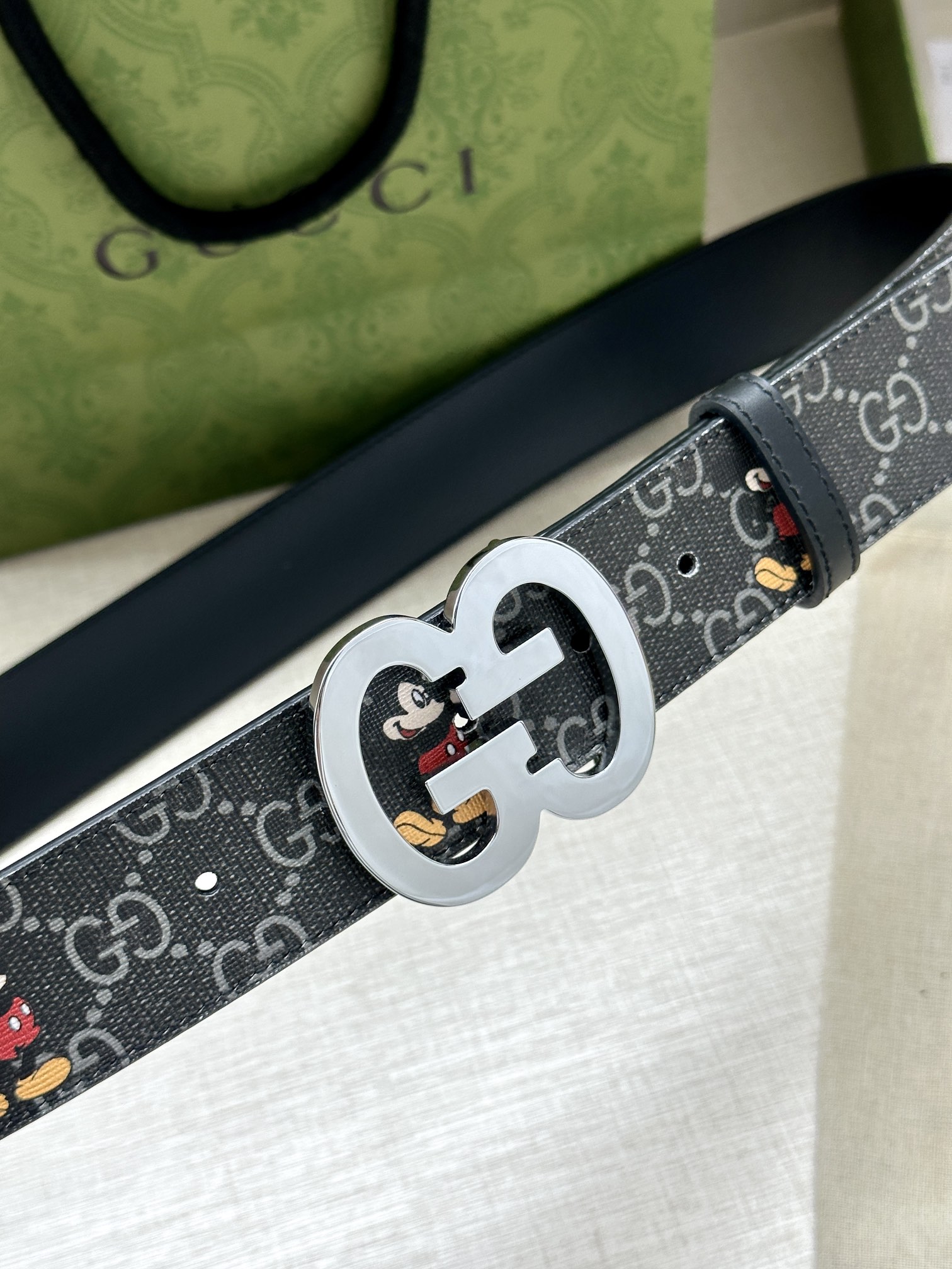  宽度4.0cm gucci 双面腰带，一侧为GG SuPreme帆布融入米奇图案 ，反面一侧为进口头层