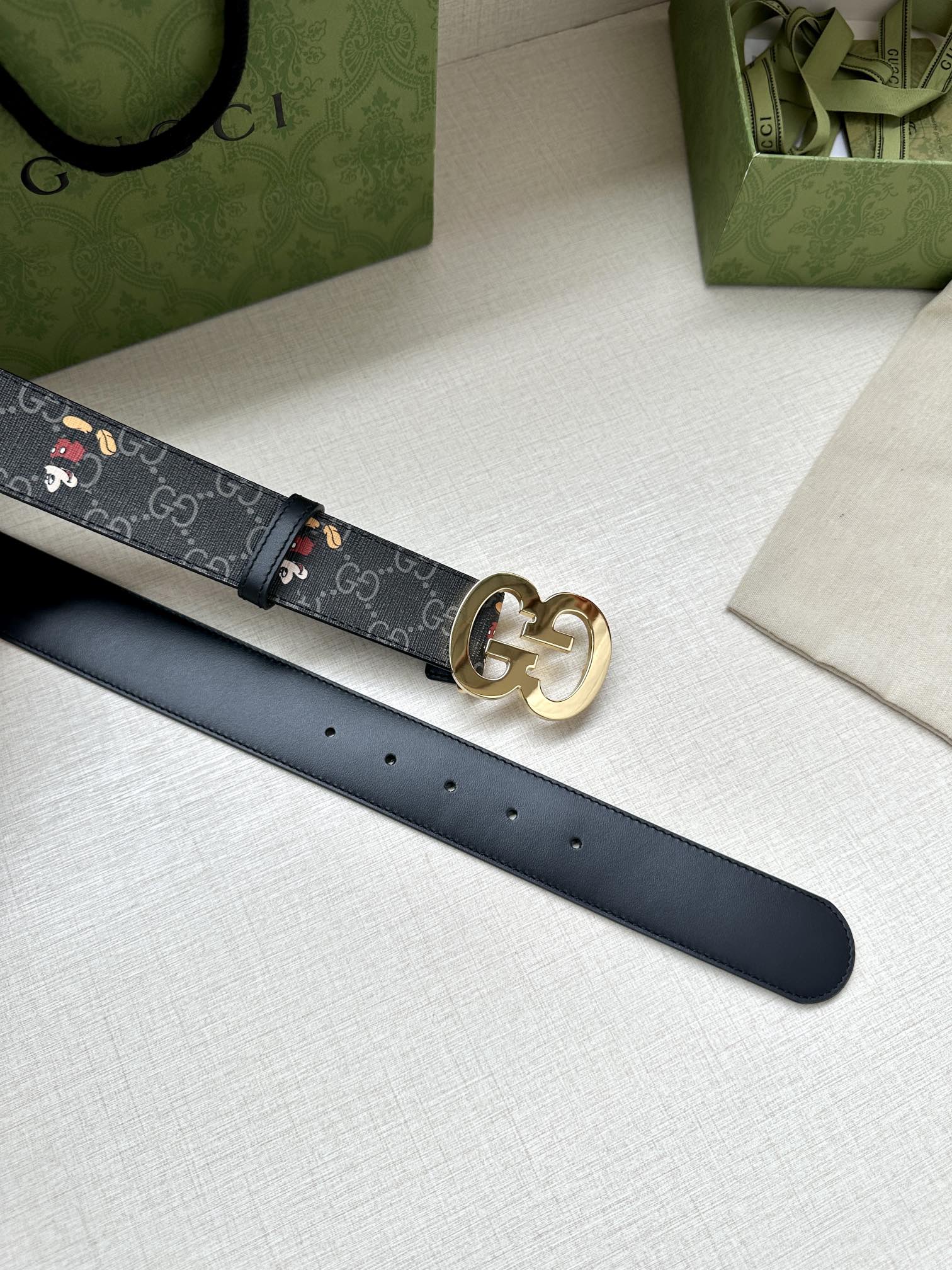  宽度4.0cm gucci 双面腰带，一侧为GG SuPreme帆布融入米奇图案 ，反面一侧为进口头层