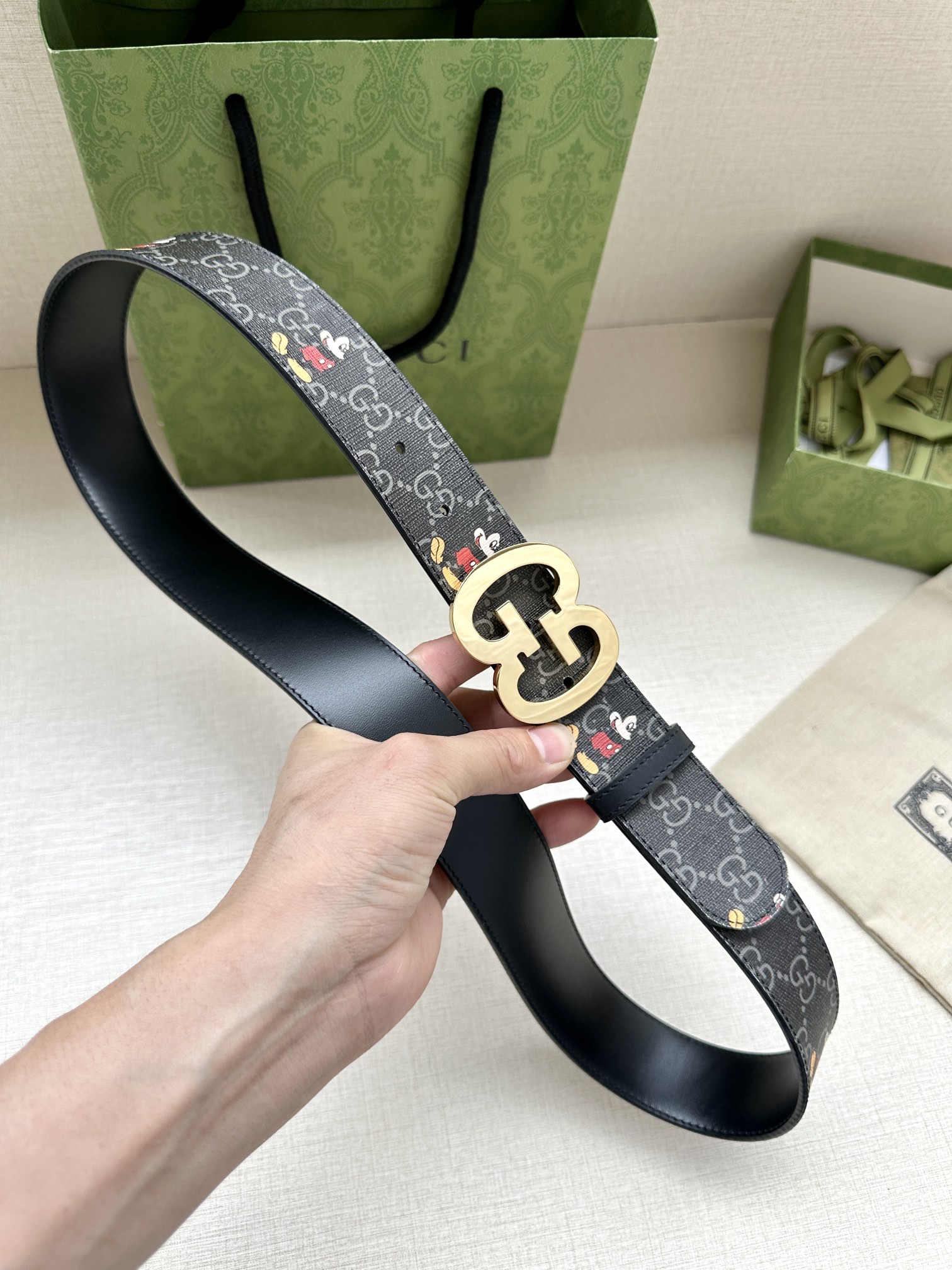  宽度4.0cm gucci 双面腰带，一侧为GG SuPreme帆布融入米奇图案 ，反面一侧为进口头层