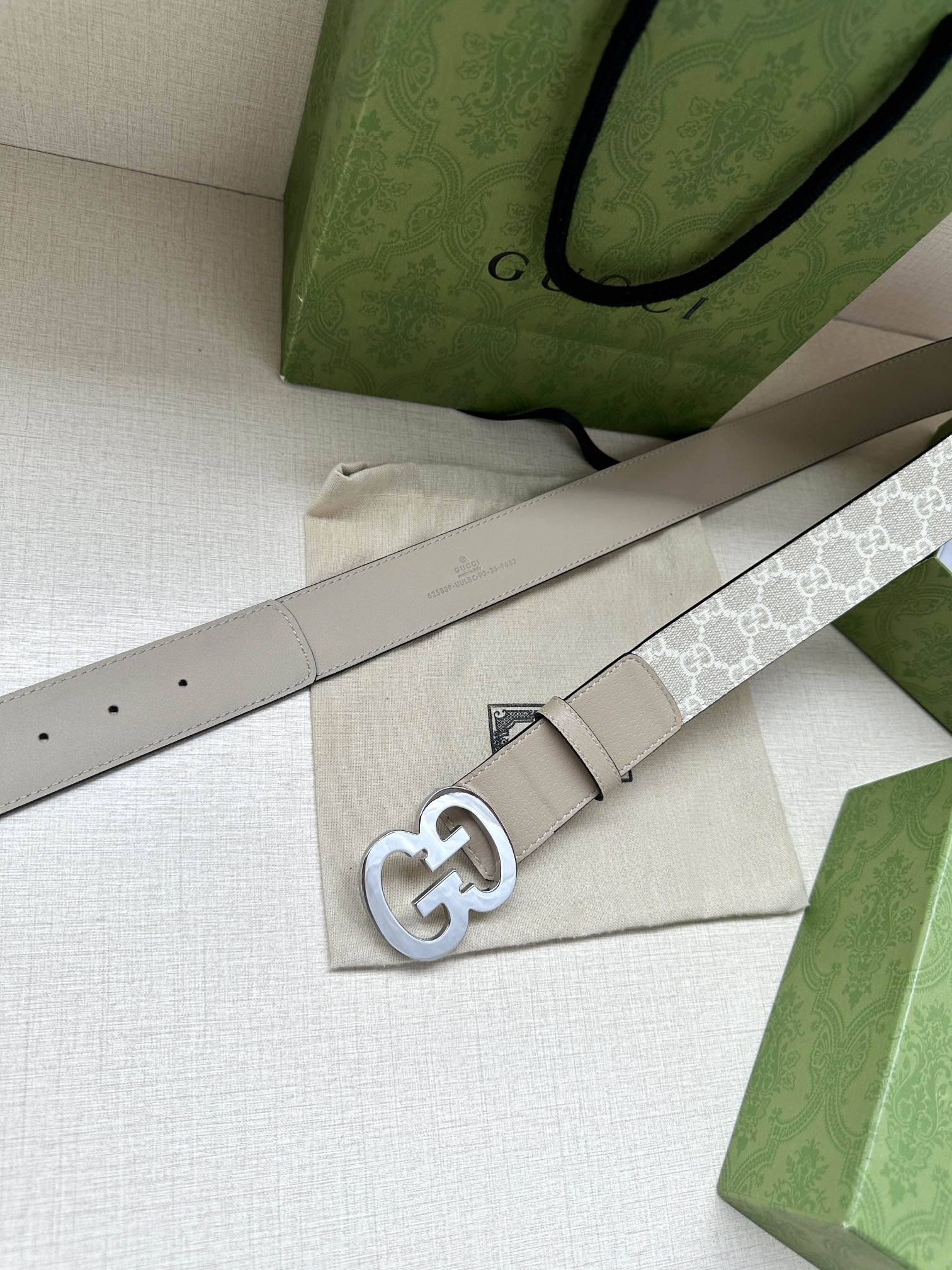  宽度4.0cm gucci 双面腰带，一侧为GG SuPreme帆布融入米奇图案 ，反面一侧为进口头层