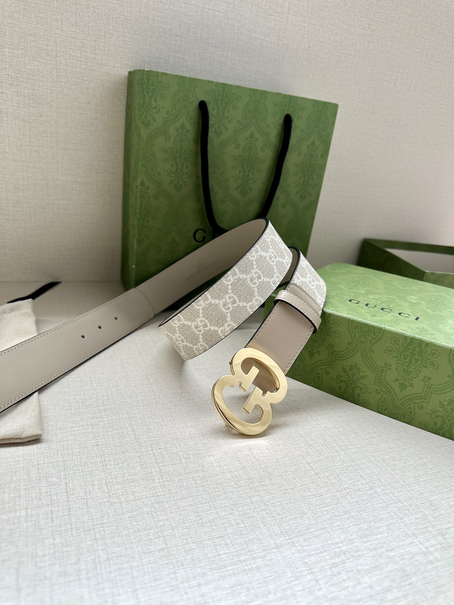  宽度4.0cm gucci 双面腰带，一侧为GG SuPreme帆布融入米奇图案 ，反面一侧为进口头层