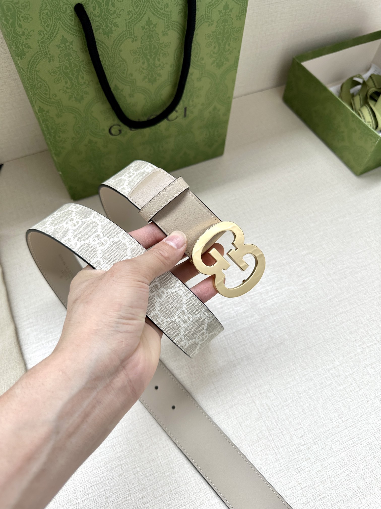  宽度4.0cm gucci 双面腰带，一侧为GG SuPreme帆布融入米奇图案 ，反面一侧为进口头层