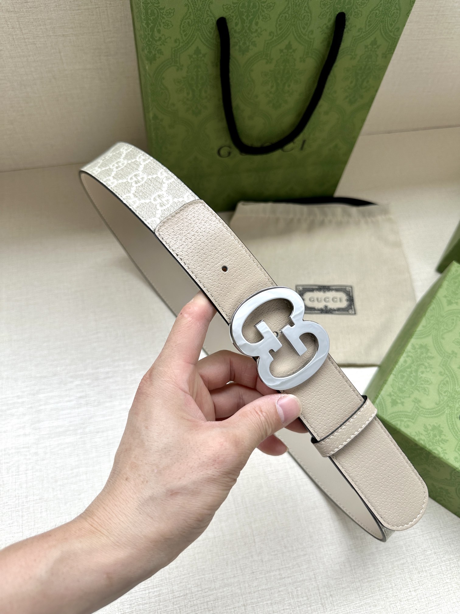  宽度4.0cm gucci 双面腰带，一侧为GG SuPreme帆布融入米奇图案 ，反面一侧为进口头层