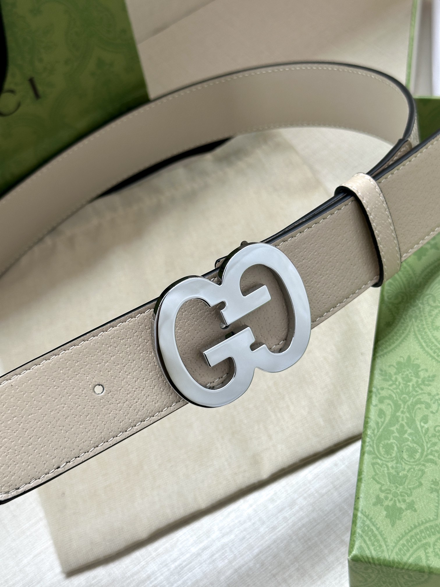  宽度4.0cm gucci 双面腰带，一侧为GG SuPreme帆布融入米奇图案 ，反面一侧为进口头层