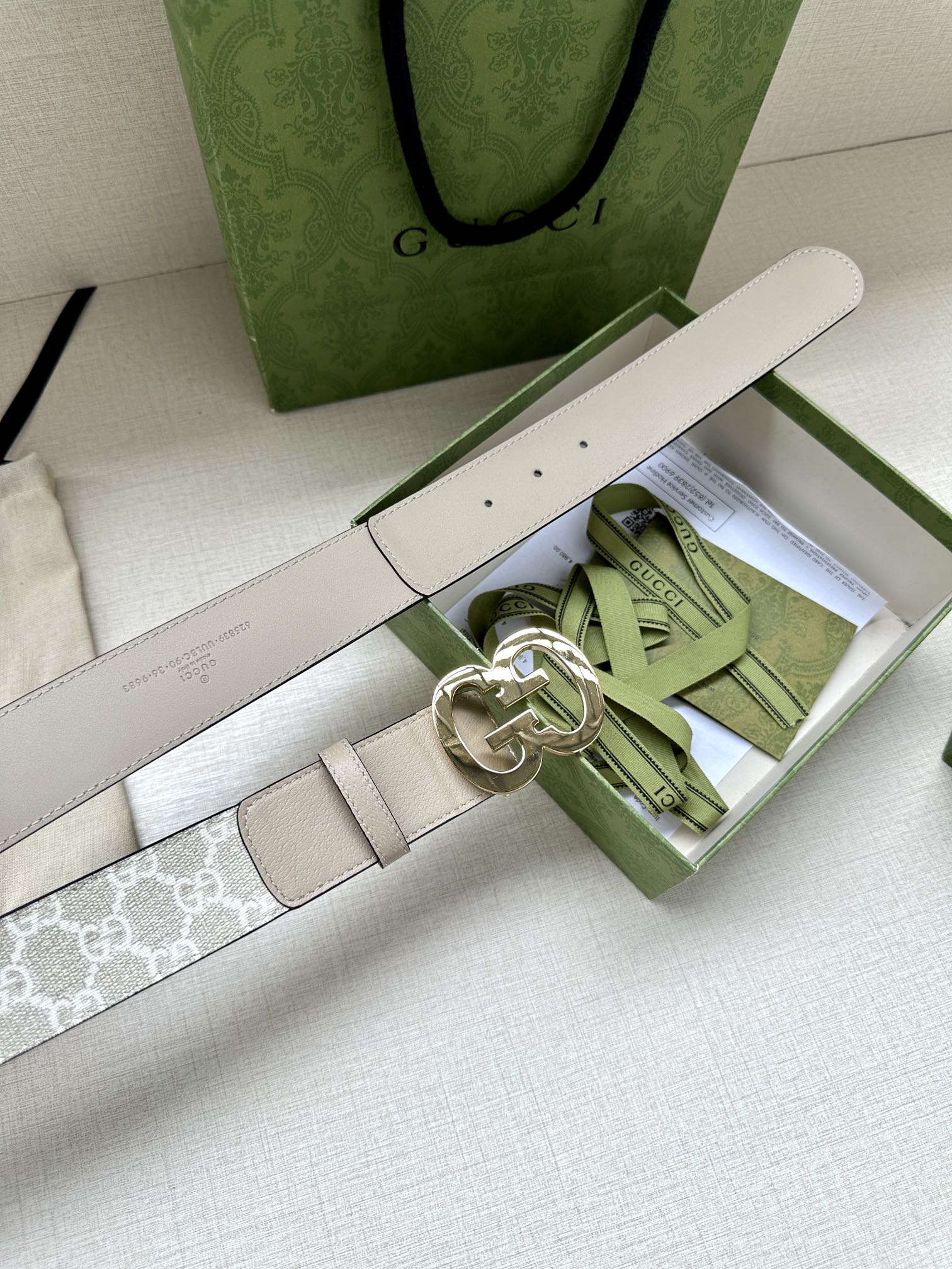  宽度4.0cm gucci 双面腰带，一侧为GG SuPreme帆布融入米奇图案 ，反面一侧为进口头层
