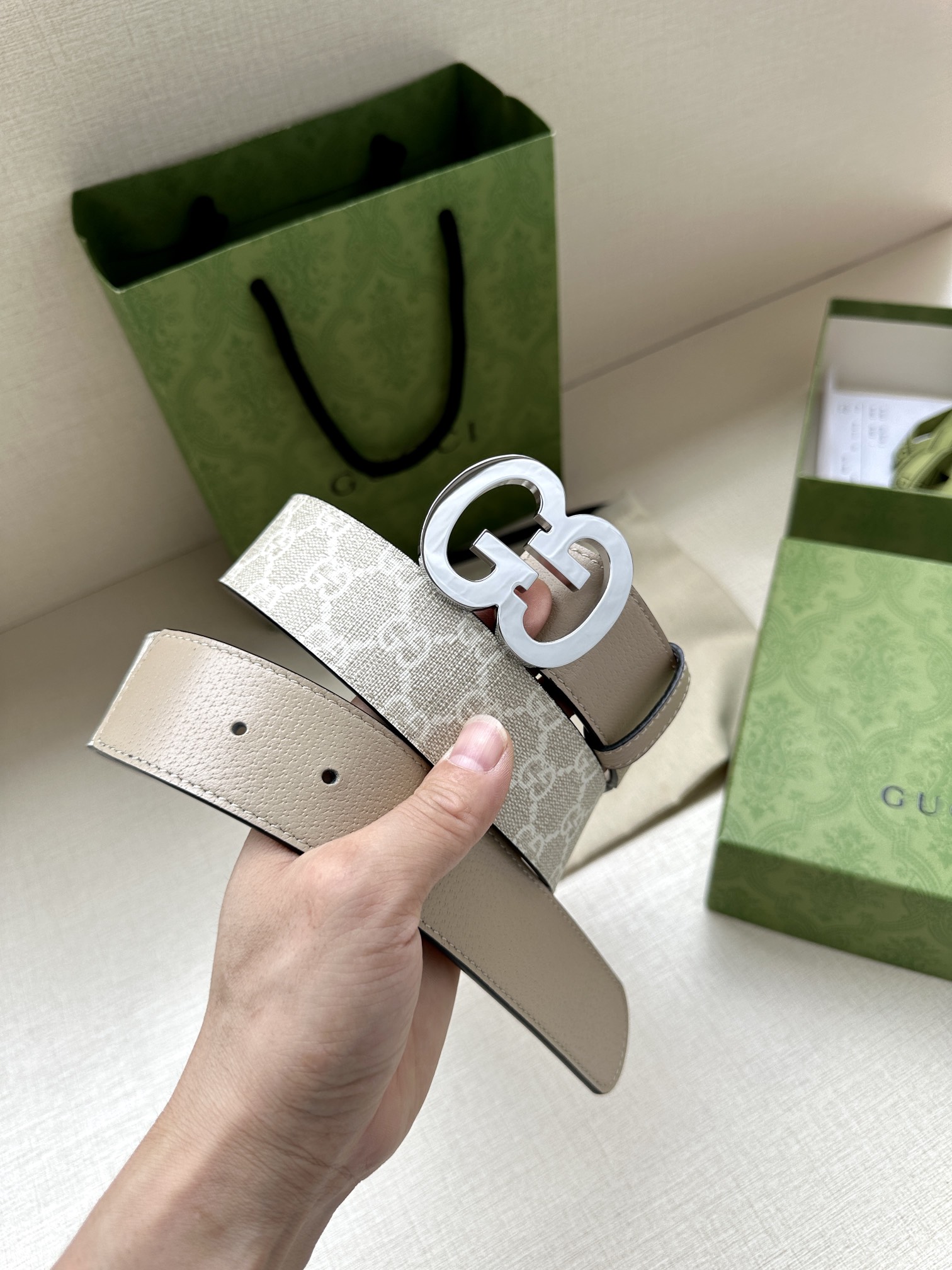  宽度4.0cm gucci 双面腰带，一侧为GG SuPreme帆布融入米奇图案 ，反面一侧为进口头层