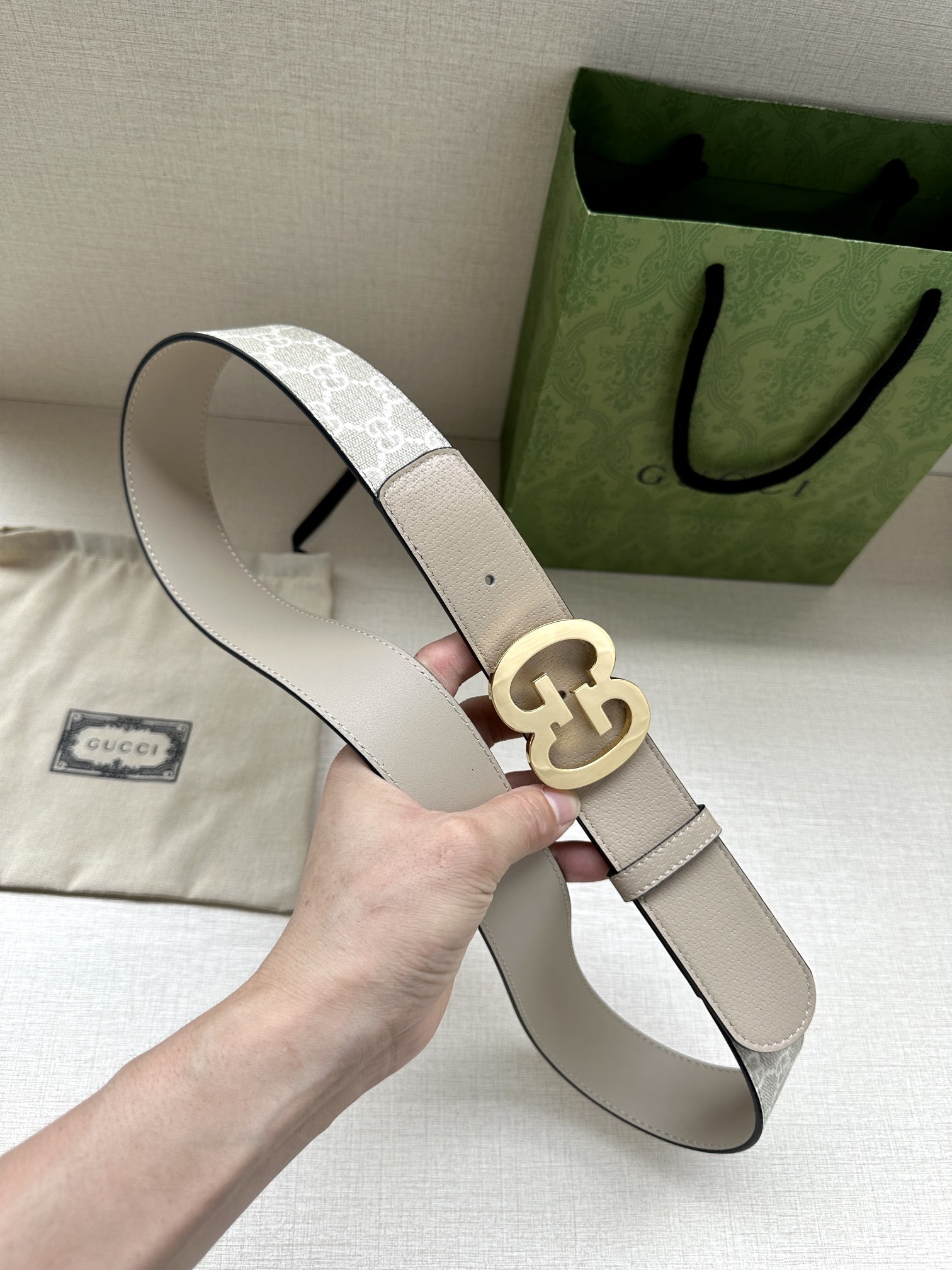  宽度4.0cm gucci 双面腰带，一侧为GG SuPreme帆布融入米奇图案 ，反面一侧为进口头层