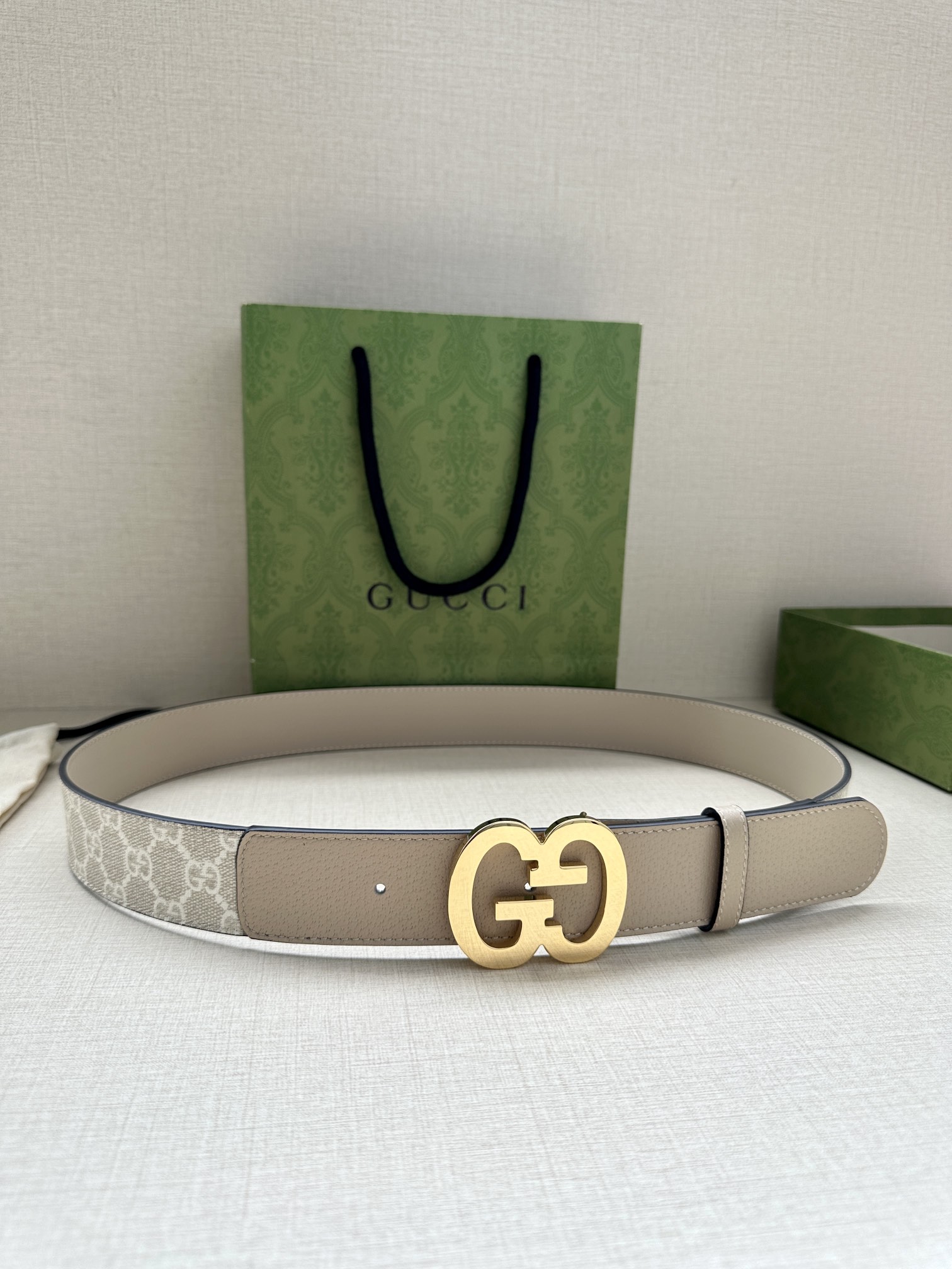  宽度4.0cm gucci 双面腰带，一侧为GG SuPreme帆布融入米奇图案 ，反面一侧为进口头层