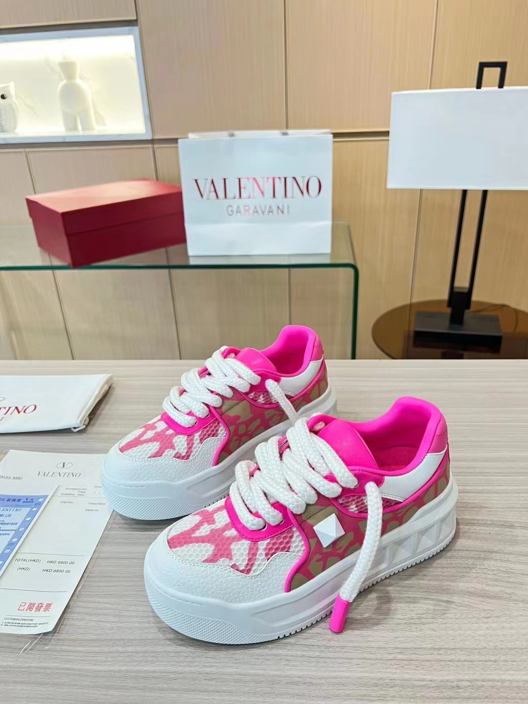 p320 明星张艺兴，关晓彤同款
第一双 Valentino鞋
新年送自己的新年礼物, Valentino One Stud铆
钉小白鞋,无论颜值还是脚感都非常惊喜
顶级版本全鞋邮边，
鞋舌logo3D浮雕印刷
每一处细节都透着奢华
不论长裤还是
短裤、阔腿裤牛仔裤还是运动裤,都很百搭。且
鞋面一颗白色的铆钉别致但低调,质感拉满
小牛皮的鞋面很软很舒适,比
子都舒服!
面料:头层牛皮(不是修面皮哦)
内里:羊皮
颜色:红白
码数34-40
