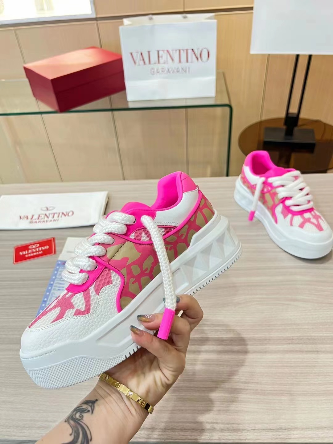 p320 明星张艺兴，关晓彤同款
第一双 Valentino鞋
新年送自己的新年礼物, Valentino One Stud铆
钉小白鞋,无论颜值还是脚感都非常惊喜
顶级版本全鞋邮边，
鞋舌logo3D浮雕印刷
每一处细节都透着奢华
不论长裤还是
短裤、阔腿裤牛仔裤还是运动裤,都很百搭。且
鞋面一颗白色的铆钉别致但低调,质感拉满
小牛皮的鞋面很软很舒适,比
子都舒服!
面料:头层牛皮(不是修面皮哦)
内里:羊皮
颜色:红白
码数34-40
