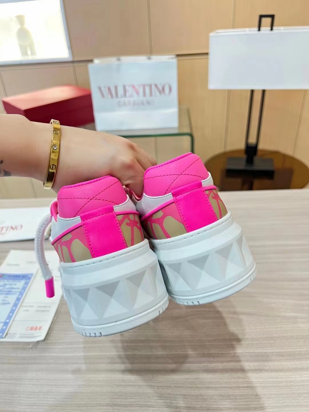 p320 明星张艺兴，关晓彤同款
第一双 Valentino鞋
新年送自己的新年礼物, Valentino One Stud铆
钉小白鞋,无论颜值还是脚感都非常惊喜
顶级版本全鞋邮边，
鞋舌logo3D浮雕印刷
每一处细节都透着奢华
不论长裤还是
短裤、阔腿裤牛仔裤还是运动裤,都很百搭。且
鞋面一颗白色的铆钉别致但低调,质感拉满
小牛皮的鞋面很软很舒适,比
子都舒服!
面料:头层牛皮(不是修面皮哦)
内里:羊皮
颜色:红白
码数34-40
