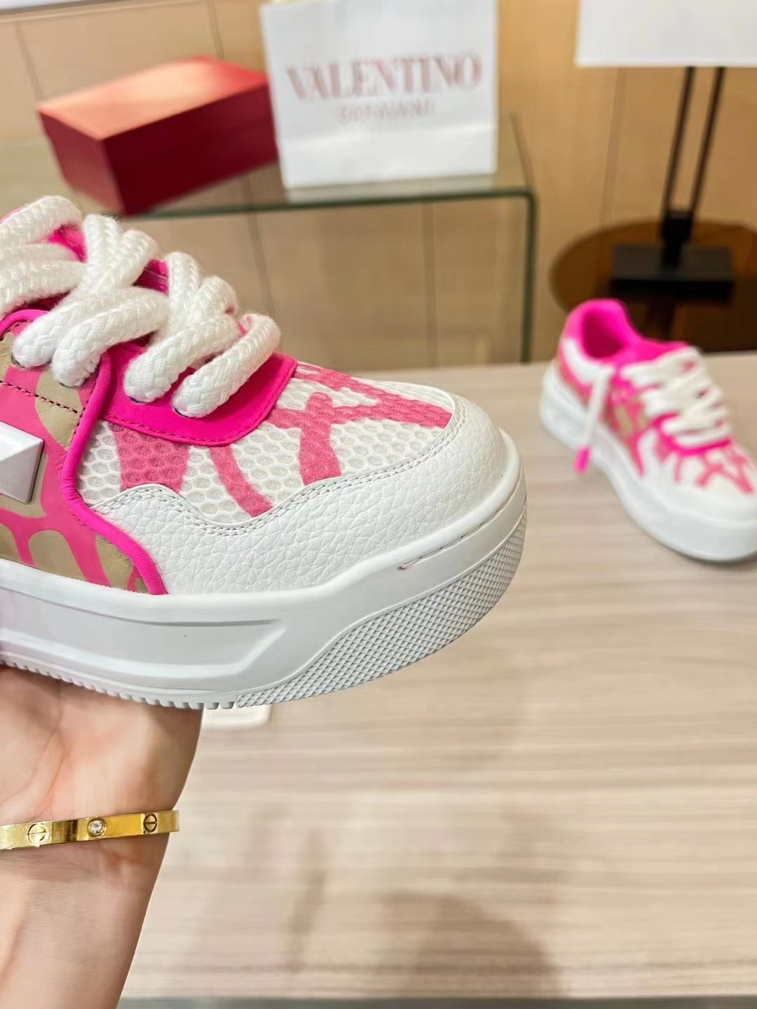 p320 明星张艺兴，关晓彤同款
第一双 Valentino鞋
新年送自己的新年礼物, Valentino One Stud铆
钉小白鞋,无论颜值还是脚感都非常惊喜
顶级版本全鞋邮边，
鞋舌logo3D浮雕印刷
每一处细节都透着奢华
不论长裤还是
短裤、阔腿裤牛仔裤还是运动裤,都很百搭。且
鞋面一颗白色的铆钉别致但低调,质感拉满
小牛皮的鞋面很软很舒适,比
子都舒服!
面料:头层牛皮(不是修面皮哦)
内里:羊皮
颜色:红白
码数34-40
