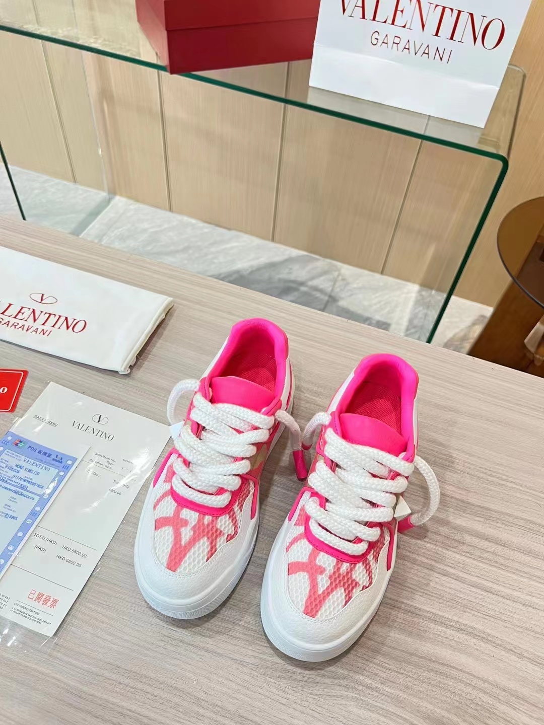 p320 明星张艺兴，关晓彤同款
第一双 Valentino鞋
新年送自己的新年礼物, Valentino One Stud铆
钉小白鞋,无论颜值还是脚感都非常惊喜
顶级版本全鞋邮边，
鞋舌logo3D浮雕印刷
每一处细节都透着奢华
不论长裤还是
短裤、阔腿裤牛仔裤还是运动裤,都很百搭。且
鞋面一颗白色的铆钉别致但低调,质感拉满
小牛皮的鞋面很软很舒适,比
子都舒服!
面料:头层牛皮(不是修面皮哦)
内里:羊皮
颜色:红白
码数34-40
