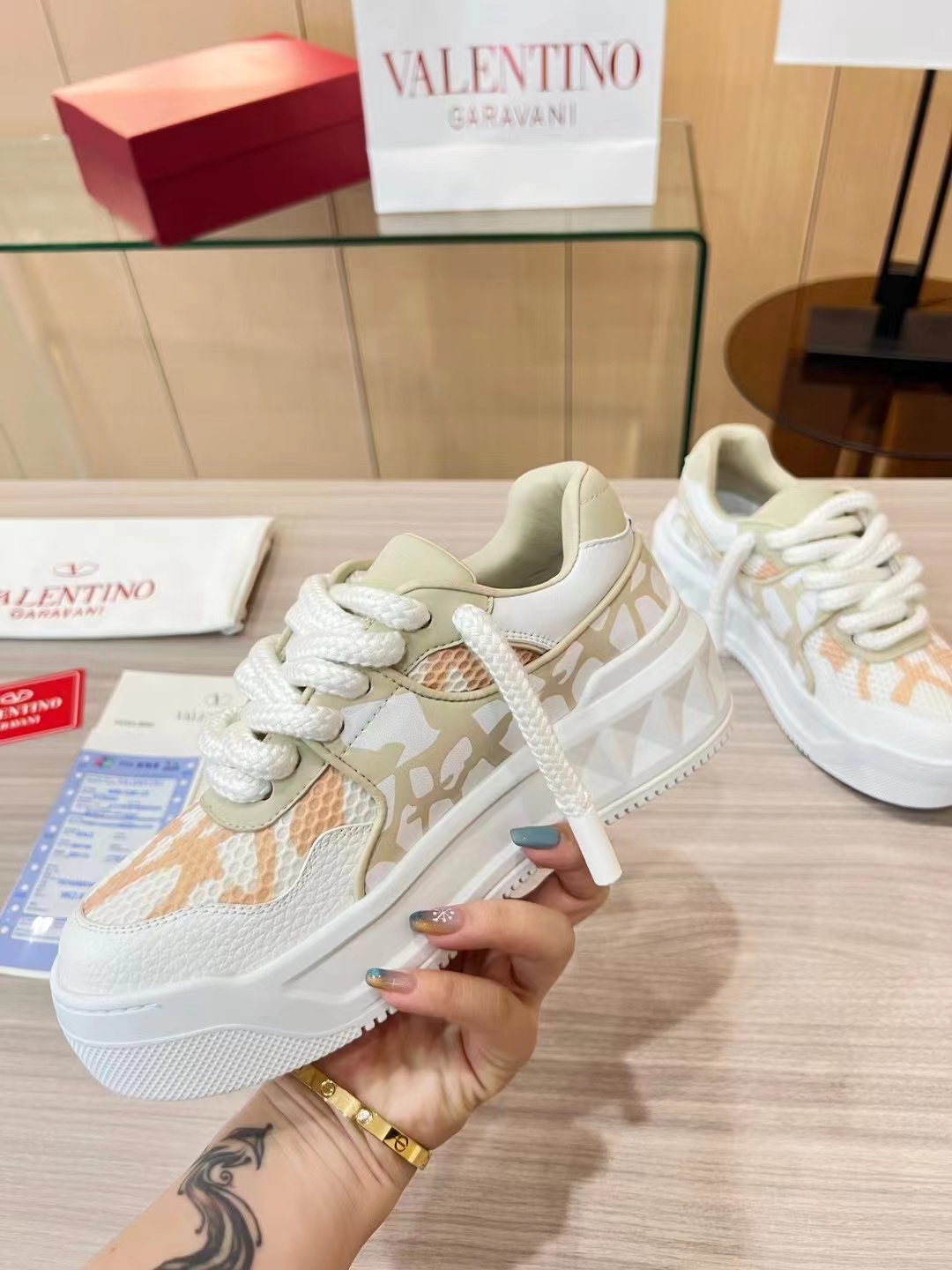 p320 明星张艺兴，关晓彤同款
第一双 Valentino鞋
新年送自己的新年礼物, Valentino One Stud铆
钉小白鞋,无论颜值还是脚感都非常惊喜
顶级版本全鞋邮边，
鞋舌logo3D浮雕印刷
每一处细节都透着奢华
不论长裤还是
短裤、阔腿裤牛仔裤还是运动裤,都很百搭。且
鞋面一颗白色的铆钉别致但低调,质感拉满
小牛皮的鞋面很软很舒适,比
子都舒服!
面料:头层牛皮(不是修面皮哦)
内里:羊皮
颜色:杏白
码数34-40
