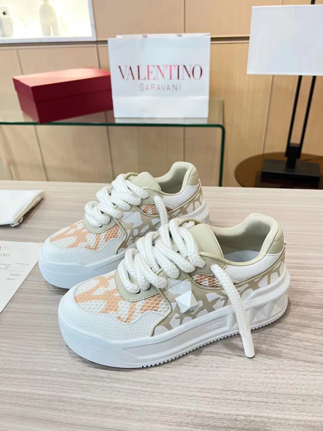 p320 明星张艺兴，关晓彤同款
第一双 Valentino鞋
新年送自己的新年礼物, Valentino One Stud铆
钉小白鞋,无论颜值还是脚感都非常惊喜
顶级版本全鞋邮边，
鞋舌logo3D浮雕印刷
每一处细节都透着奢华
不论长裤还是
短裤、阔腿裤牛仔裤还是运动裤,都很百搭。且
鞋面一颗白色的铆钉别致但低调,质感拉满
小牛皮的鞋面很软很舒适,比
子都舒服!
面料:头层牛皮(不是修面皮哦)
内里:羊皮
颜色:杏白
码数34-40
