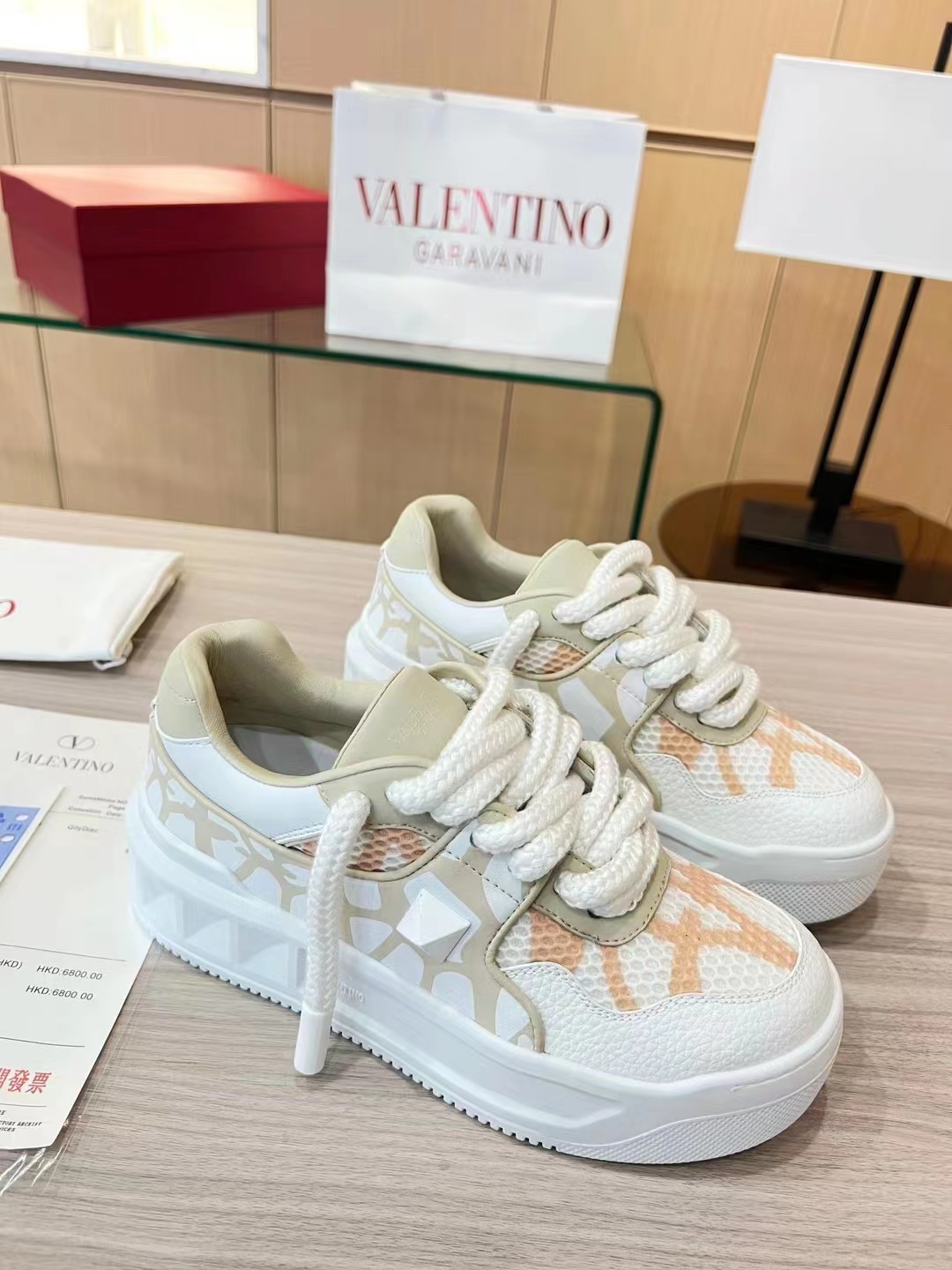 p320 明星张艺兴，关晓彤同款
第一双 Valentino鞋
新年送自己的新年礼物, Valentino One Stud铆
钉小白鞋,无论颜值还是脚感都非常惊喜
顶级版本全鞋邮边，
鞋舌logo3D浮雕印刷
每一处细节都透着奢华
不论长裤还是
短裤、阔腿裤牛仔裤还是运动裤,都很百搭。且
鞋面一颗白色的铆钉别致但低调,质感拉满
小牛皮的鞋面很软很舒适,比
子都舒服!
面料:头层牛皮(不是修面皮哦)
内里:羊皮
颜色:杏白
码数34-40
