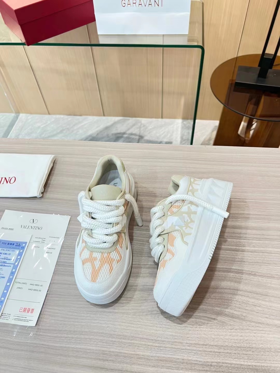 p320 明星张艺兴，关晓彤同款
第一双 Valentino鞋
新年送自己的新年礼物, Valentino One Stud铆
钉小白鞋,无论颜值还是脚感都非常惊喜
顶级版本全鞋邮边，
鞋舌logo3D浮雕印刷
每一处细节都透着奢华
不论长裤还是
短裤、阔腿裤牛仔裤还是运动裤,都很百搭。且
鞋面一颗白色的铆钉别致但低调,质感拉满
小牛皮的鞋面很软很舒适,比
子都舒服!
面料:头层牛皮(不是修面皮哦)
内里:羊皮
颜色:杏白
码数34-40
