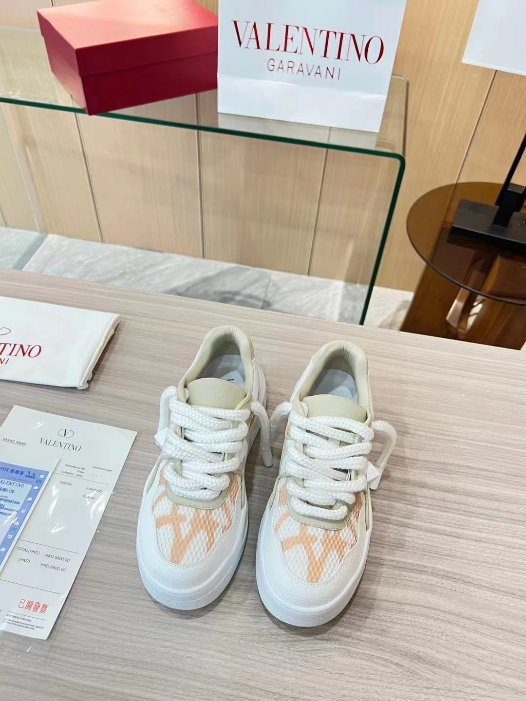 p320 明星张艺兴，关晓彤同款
第一双 Valentino鞋
新年送自己的新年礼物, Valentino One Stud铆
钉小白鞋,无论颜值还是脚感都非常惊喜
顶级版本全鞋邮边，
鞋舌logo3D浮雕印刷
每一处细节都透着奢华
不论长裤还是
短裤、阔腿裤牛仔裤还是运动裤,都很百搭。且
鞋面一颗白色的铆钉别致但低调,质感拉满
小牛皮的鞋面很软很舒适,比
子都舒服!
面料:头层牛皮(不是修面皮哦)
内里:羊皮
颜色:杏白
码数34-40
