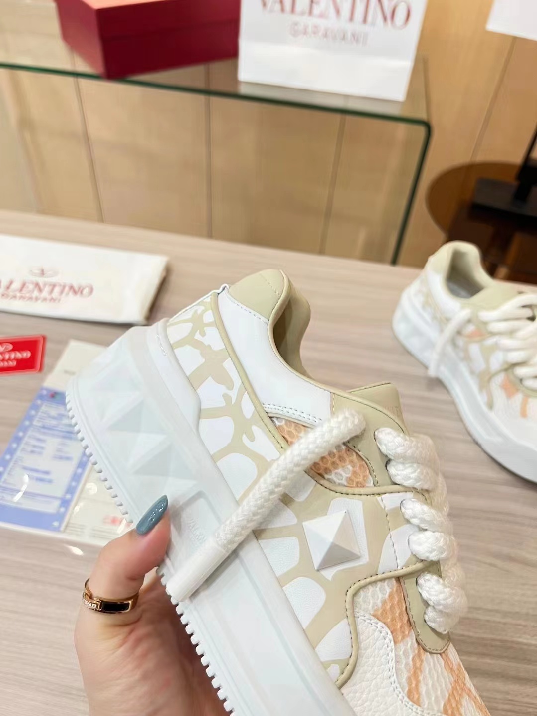 p320 明星张艺兴，关晓彤同款
第一双 Valentino鞋
新年送自己的新年礼物, Valentino One Stud铆
钉小白鞋,无论颜值还是脚感都非常惊喜
顶级版本全鞋邮边，
鞋舌logo3D浮雕印刷
每一处细节都透着奢华
不论长裤还是
短裤、阔腿裤牛仔裤还是运动裤,都很百搭。且
鞋面一颗白色的铆钉别致但低调,质感拉满
小牛皮的鞋面很软很舒适,比
子都舒服!
面料:头层牛皮(不是修面皮哦)
内里:羊皮
颜色:杏白
码数34-40
