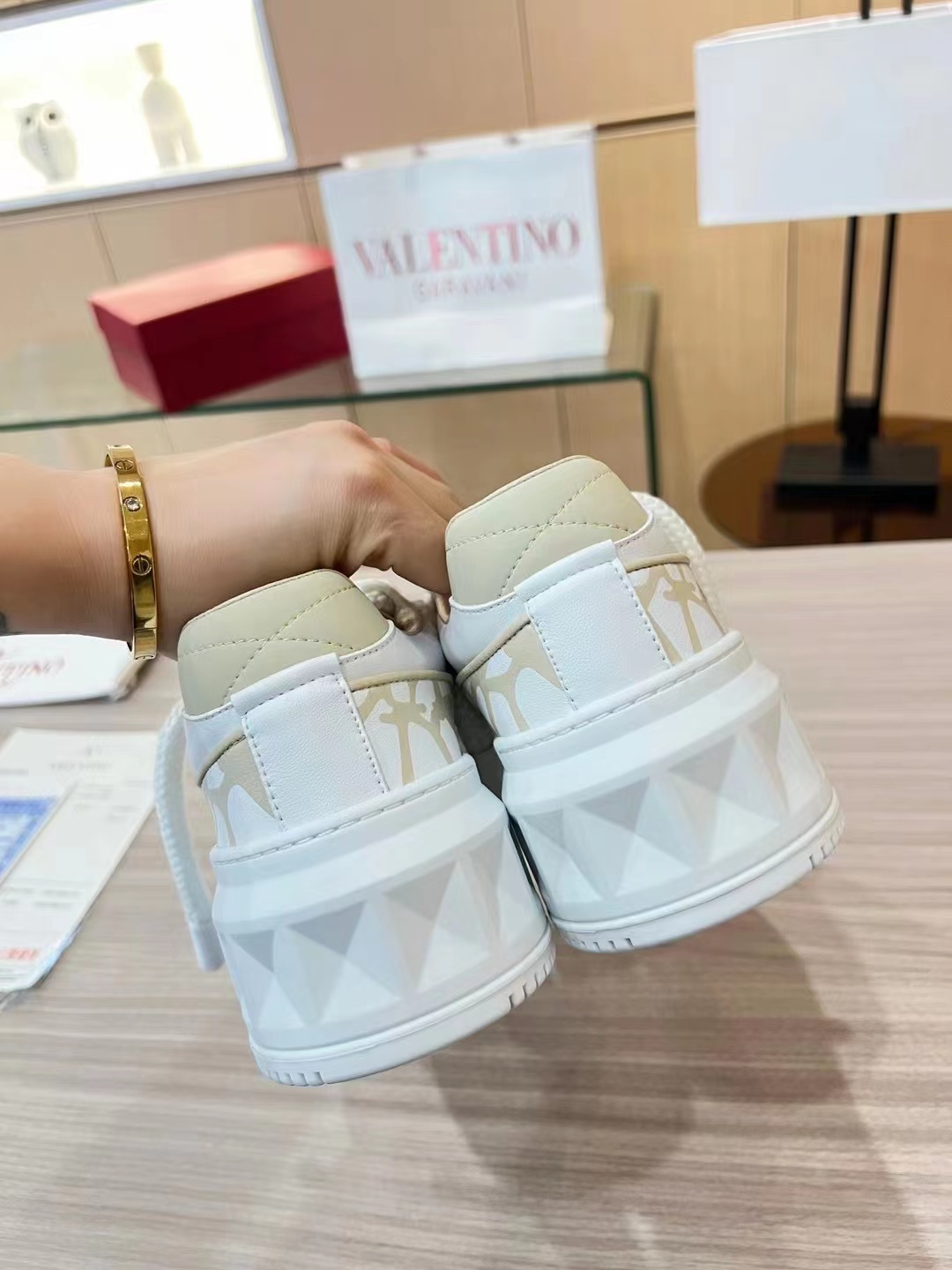 p320 明星张艺兴，关晓彤同款
第一双 Valentino鞋
新年送自己的新年礼物, Valentino One Stud铆
钉小白鞋,无论颜值还是脚感都非常惊喜
顶级版本全鞋邮边，
鞋舌logo3D浮雕印刷
每一处细节都透着奢华
不论长裤还是
短裤、阔腿裤牛仔裤还是运动裤,都很百搭。且
鞋面一颗白色的铆钉别致但低调,质感拉满
小牛皮的鞋面很软很舒适,比
子都舒服!
面料:头层牛皮(不是修面皮哦)
内里:羊皮
颜色:杏白
码数34-40
