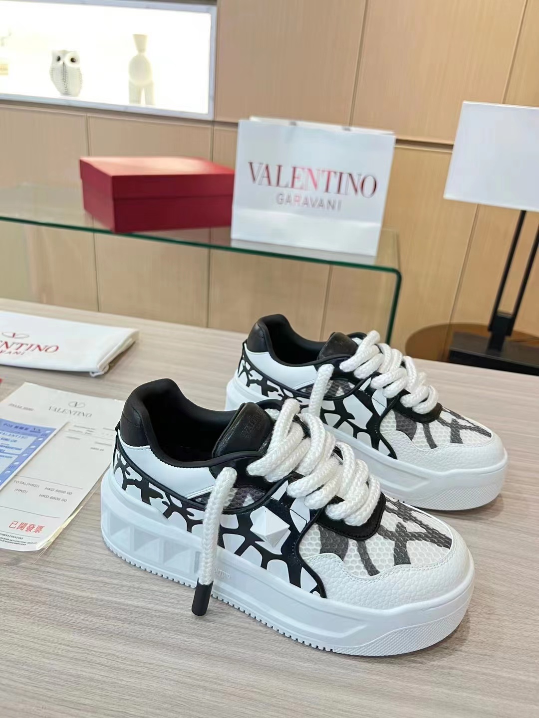 p320  明星张艺兴，关晓彤同款
第一双 Valentino鞋
新年送自己的新年礼物, Valentino One Stud铆
钉小白鞋,无论颜值还是脚感都非常惊喜
顶级版本全鞋邮边，
鞋舌logo3D浮雕印刷
每一处细节都透着奢华
不论长裤还是
短裤、阔腿裤牛仔裤还是运动裤,都很百搭。且
鞋面一颗白色的铆钉别致但低调,质感拉满
小牛皮的鞋面很软很舒适,比
子都舒服!
面料:头层牛皮(不是修面皮哦)
内里:羊皮
颜色:黑白
码数34-40
