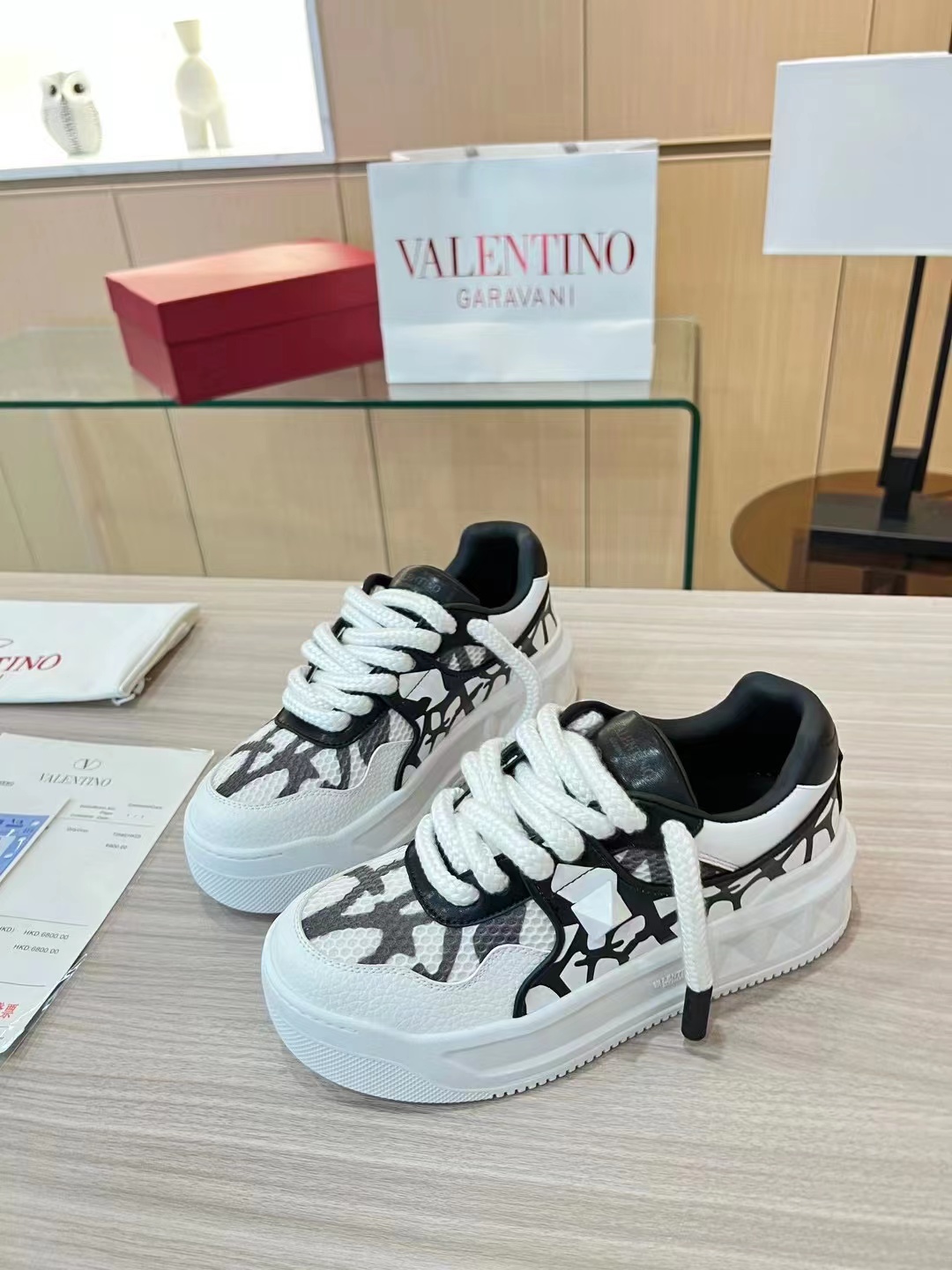 p320  明星张艺兴，关晓彤同款
第一双 Valentino鞋
新年送自己的新年礼物, Valentino One Stud铆
钉小白鞋,无论颜值还是脚感都非常惊喜
顶级版本全鞋邮边，
鞋舌logo3D浮雕印刷
每一处细节都透着奢华
不论长裤还是
短裤、阔腿裤牛仔裤还是运动裤,都很百搭。且
鞋面一颗白色的铆钉别致但低调,质感拉满
小牛皮的鞋面很软很舒适,比
子都舒服!
面料:头层牛皮(不是修面皮哦)
内里:羊皮
颜色:黑白
码数34-40
