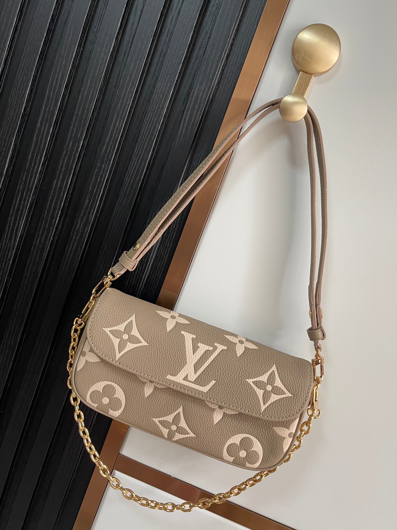 M82211 Bolso de cadena serigrafiado en piel gris serie Wallet On Chain Ivy