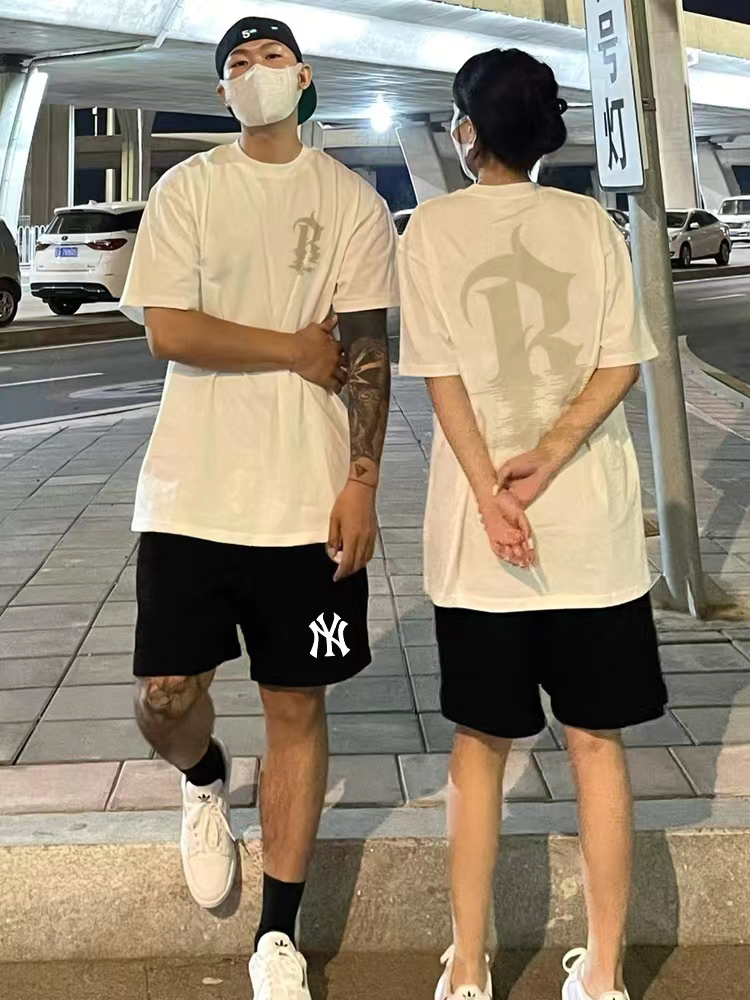 特价80💰不退换
🍫MLB/NY洋基队专柜同步基础logo印花毛圈情侣短裤
不要说你不喜欢这条裤子，简单的版型加上精致的贴布设计！就用两个字绝了！大牌的版型真的无可挑剔，不同于市面的上的垃圾短裤，这条卫裤对于版型很下功夫！看似简单，其实穿起来就有一种说不出的感觉！十分协调，真的好看！独家280g毛圈面料，上身不臃肿！真的好看！独家贴布logo十分精致，起到了画龙点睛的作用！
颜色 黑色 灰色 铁灰
尺码m~2xl

