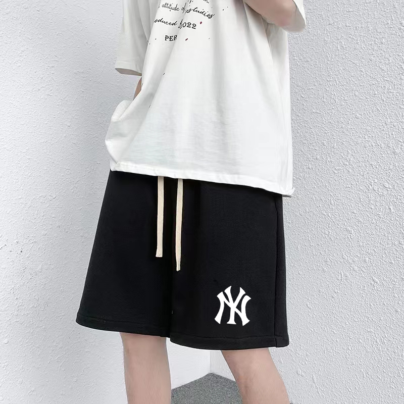特价80💰不退换
🍫MLB/NY洋基队专柜同步基础logo印花毛圈情侣短裤
不要说你不喜欢这条裤子，简单的版型加上精致的贴布设计！就用两个字绝了！大牌的版型真的无可挑剔，不同于市面的上的垃圾短裤，这条卫裤对于版型很下功夫！看似简单，其实穿起来就有一种说不出的感觉！十分协调，真的好看！独家280g毛圈面料，上身不臃肿！真的好看！独家贴布logo十分精致，起到了画龙点睛的作用！
颜色 黑色 灰色 铁灰
尺码m~2xl
