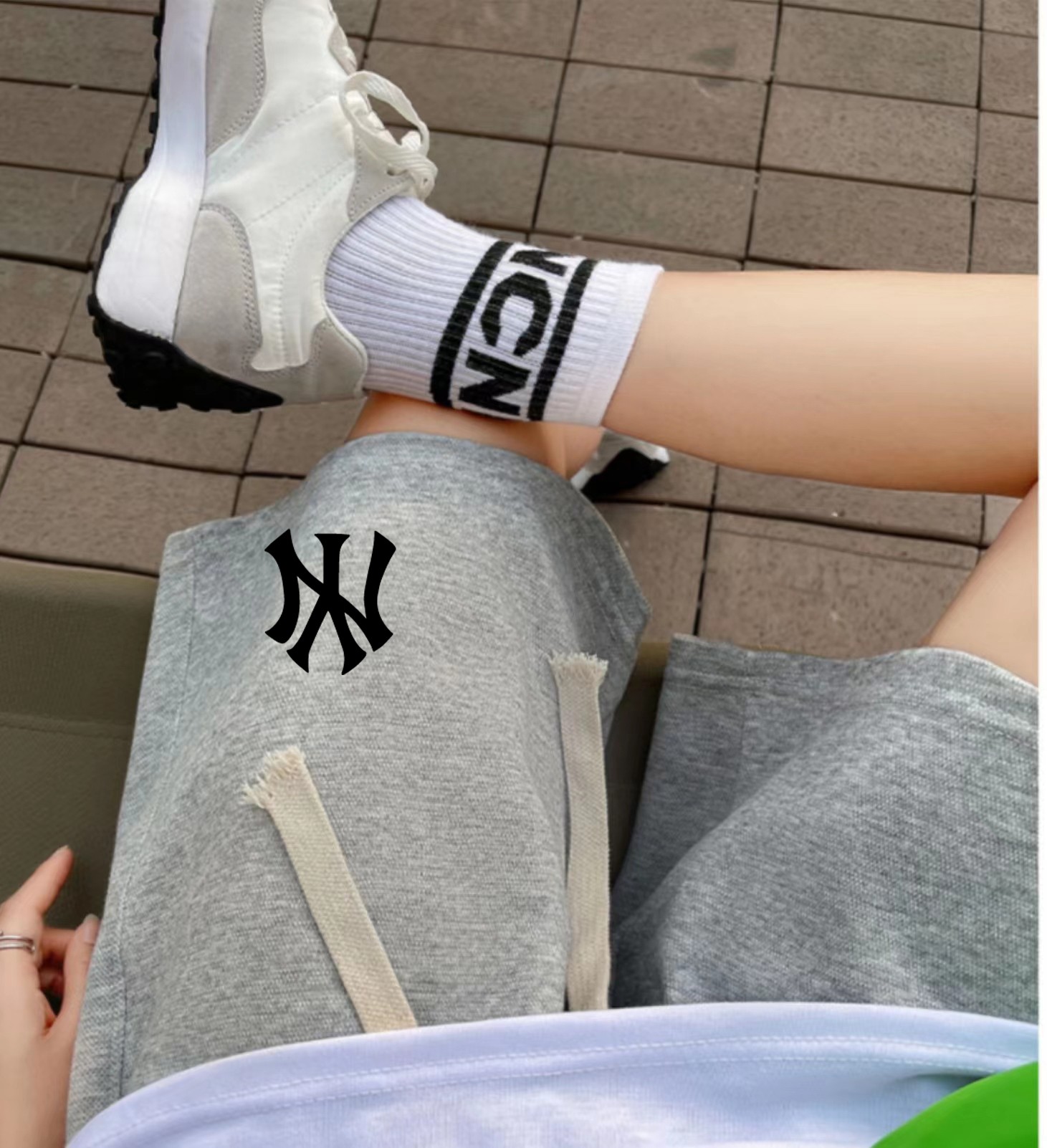 特价80💰不退换
🍫MLB/NY洋基队专柜同步基础logo印花毛圈情侣短裤
不要说你不喜欢这条裤子，简单的版型加上精致的贴布设计！就用两个字绝了！大牌的版型真的无可挑剔，不同于市面的上的垃圾短裤，这条卫裤对于版型很下功夫！看似简单，其实穿起来就有一种说不出的感觉！十分协调，真的好看！独家280g毛圈面料，上身不臃肿！真的好看！独家贴布logo十分精致，起到了画龙点睛的作用！
颜色 黑色 灰色 铁灰
尺码m~2xl
