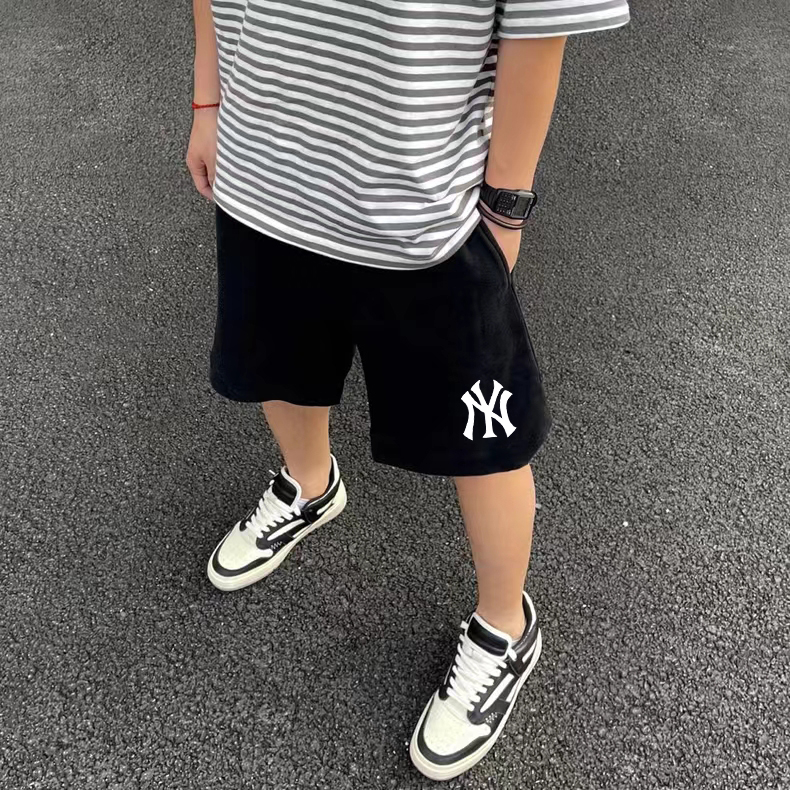特价80💰不退换
🍫MLB/NY洋基队专柜同步基础logo印花毛圈情侣短裤
不要说你不喜欢这条裤子，简单的版型加上精致的贴布设计！就用两个字绝了！大牌的版型真的无可挑剔，不同于市面的上的垃圾短裤，这条卫裤对于版型很下功夫！看似简单，其实穿起来就有一种说不出的感觉！十分协调，真的好看！独家280g毛圈面料，上身不臃肿！真的好看！独家贴布logo十分精致，起到了画龙点睛的作用！
颜色 黑色 灰色 铁灰
尺码m~2xl
