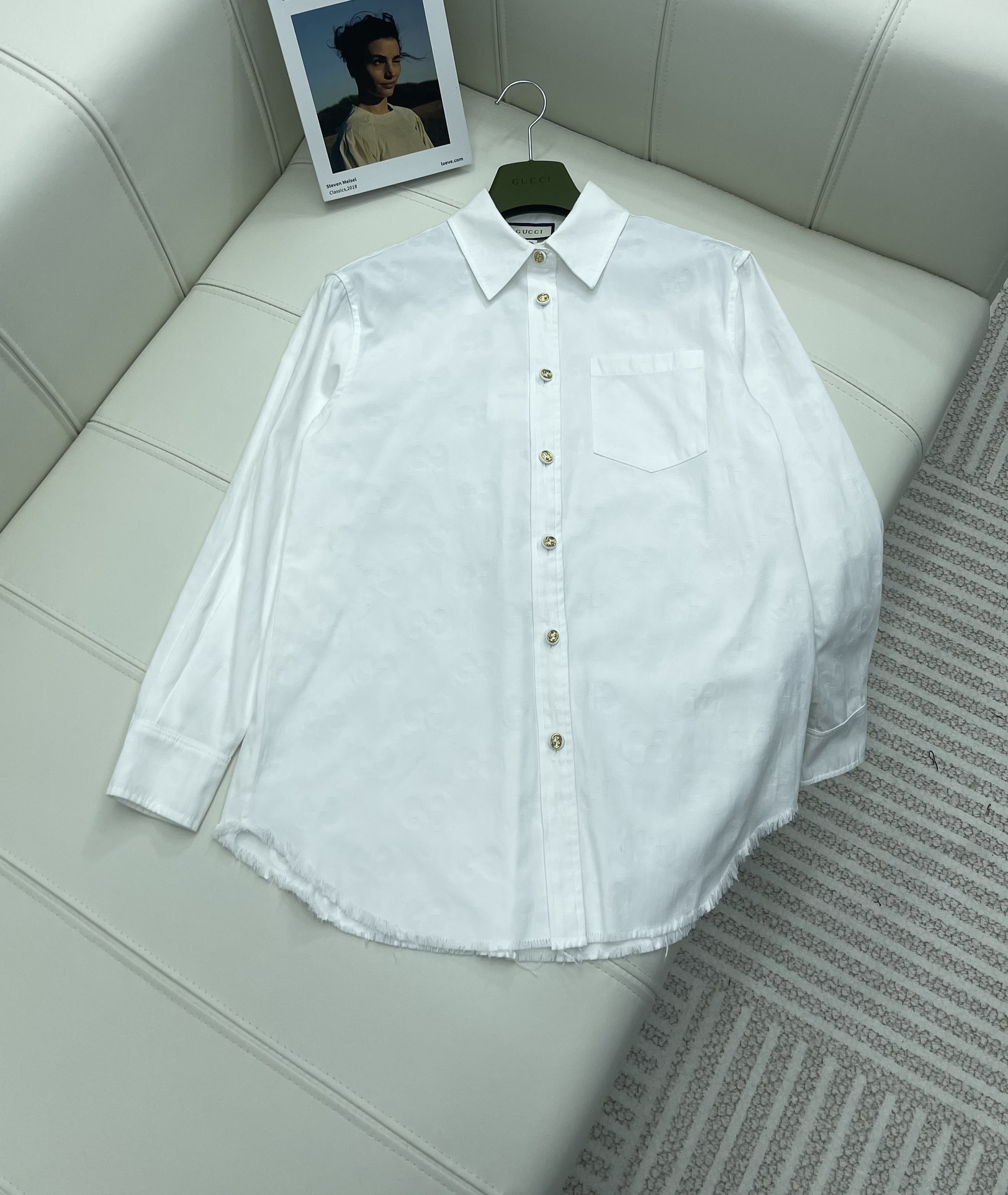 NO:696804,Gucc* new product on the shelves Jacquard fashionable shirt set Customized YB jacquard fabric with lustrous appearance and comfortable texture GG jacquard embellished ready-made garments Sliding upper body effect makes the dressing lines smoother Shirt design Loose and fashionable Suitable for men and women Lapel design Not easy to go out of style  High version 2 colors,,gucci,shorts,jackets & coats,19860909Gucc*新品上架 提花时髦衬衣套装 定制YB提花面料品相光泽 质感舒适 GG提花点缀成衣 垂顺的上身效果 让穿搭线条更为流畅 衬衣版型设计 宽松时髦 男女适穿 翻领设计 不易过时 上身气质百搭 成套设计 衬衣外套与短裤 时髦之余又百搭实穿 四季皆可 妥妥王炸品  高版本2色,,gucci,shorts,jackets & coats,,Women's clothing