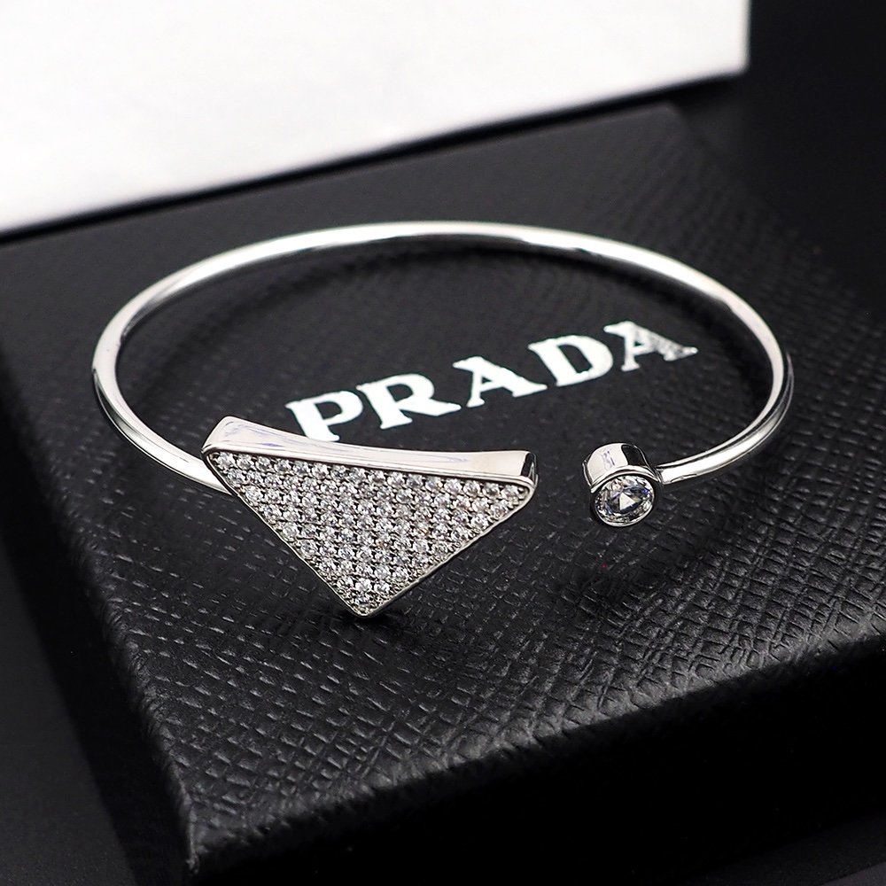 普拉达rada标志性的满钻金属三角形