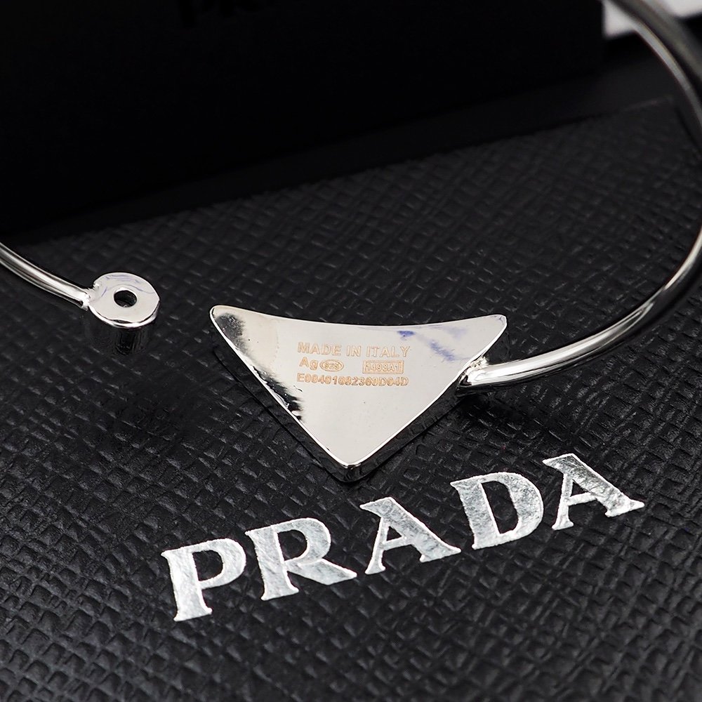 普拉达rada标志性的满钻金属三角形