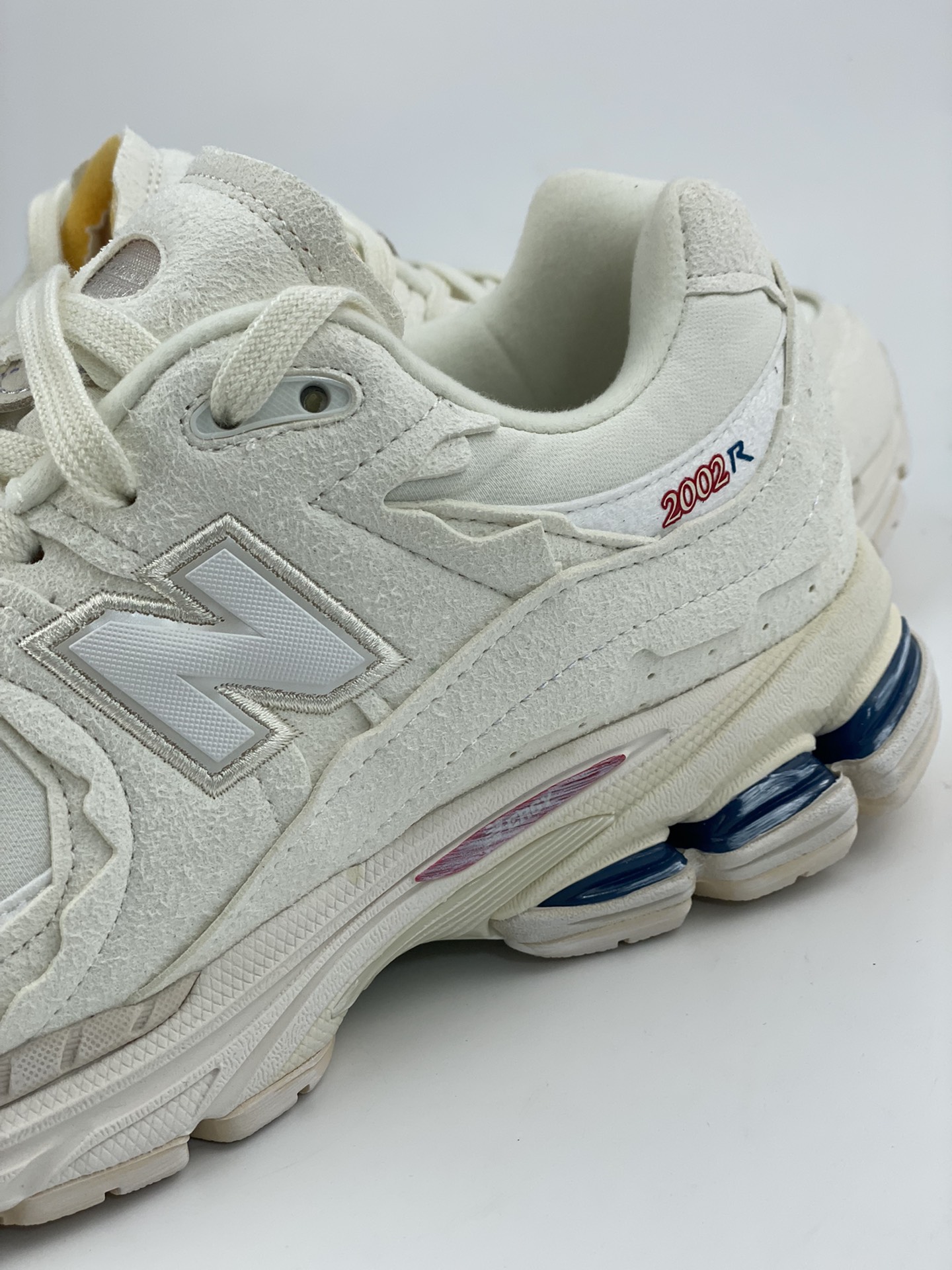 260 New Balance " Refined Pack " 海盐白 2002系列复古休闲跑步鞋  M2002RDC