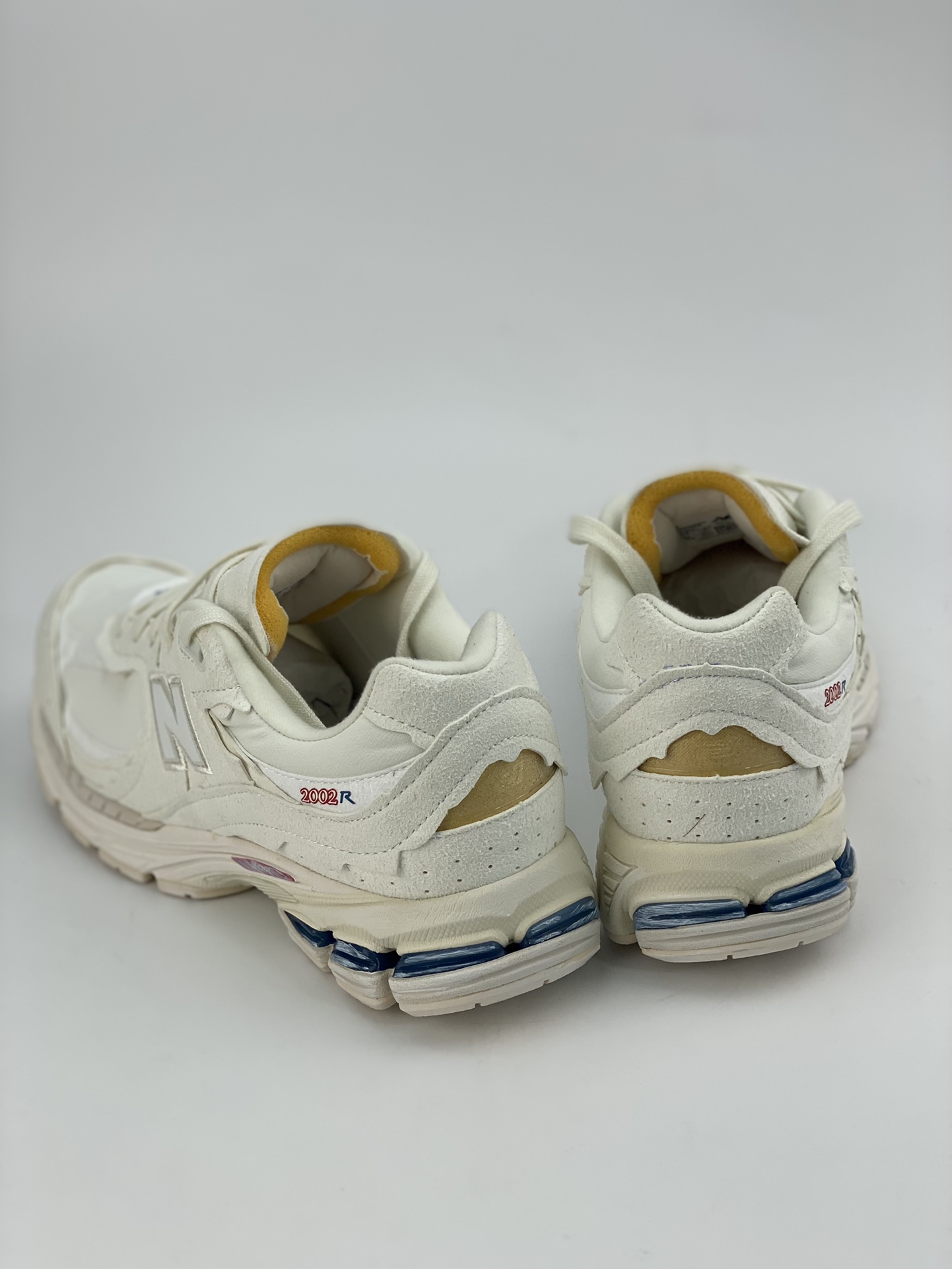 260 New Balance " Refined Pack " 海盐白 2002系列复古休闲跑步鞋  M2002RDC